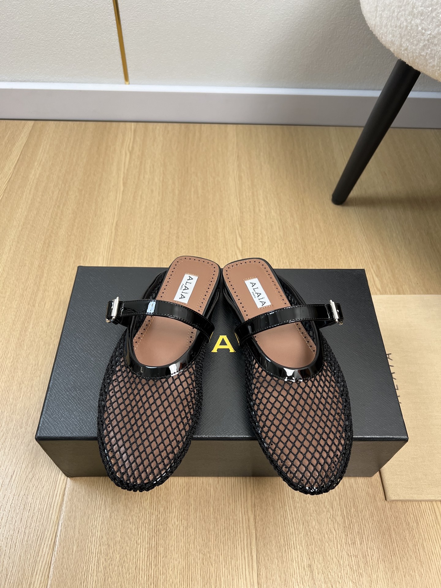 NO:781802,ALAIA | ALAIA | 2026 2026 new spring and summer products. The counter's main hot style buckle mesh half slippers. The irresistible sandals ALAIA highlight the beauty of the female figure and convey the power of women. Simple and elegant sculptural design, artistic pursuit of details, progressive modern aesthetics and meticulous craftsmanship spirit. Benchmarking and versioning. Original customized fishnet + patent leather upper. Sheepskin lining, original molded rubber outsole.  Heel high flat bottom, size 35-42 (40.41.42 customized), half drag, alaia, sandals, slippers, sheepskin19860909ALAIA |阿莱亚 | 2026 2026春夏新品 专柜主打爆款扣带网面半拖鞋  拒绝不了的凉鞋阿莱亚彰显女性身形之美、传递女性力量,简约优雅的雕塑感设计,对细节的艺术追求,与求俱进的现代审美和一丝不苟的匠艺精神 对标对版 鞋面原版定制渔网+漆皮 内里羊皮 大底原版开模橡胶大底 跟高平底 码数35-42（40.41.42定制）,半拖,alaia,sandals,slippers,sheepskin,Women's Shoes