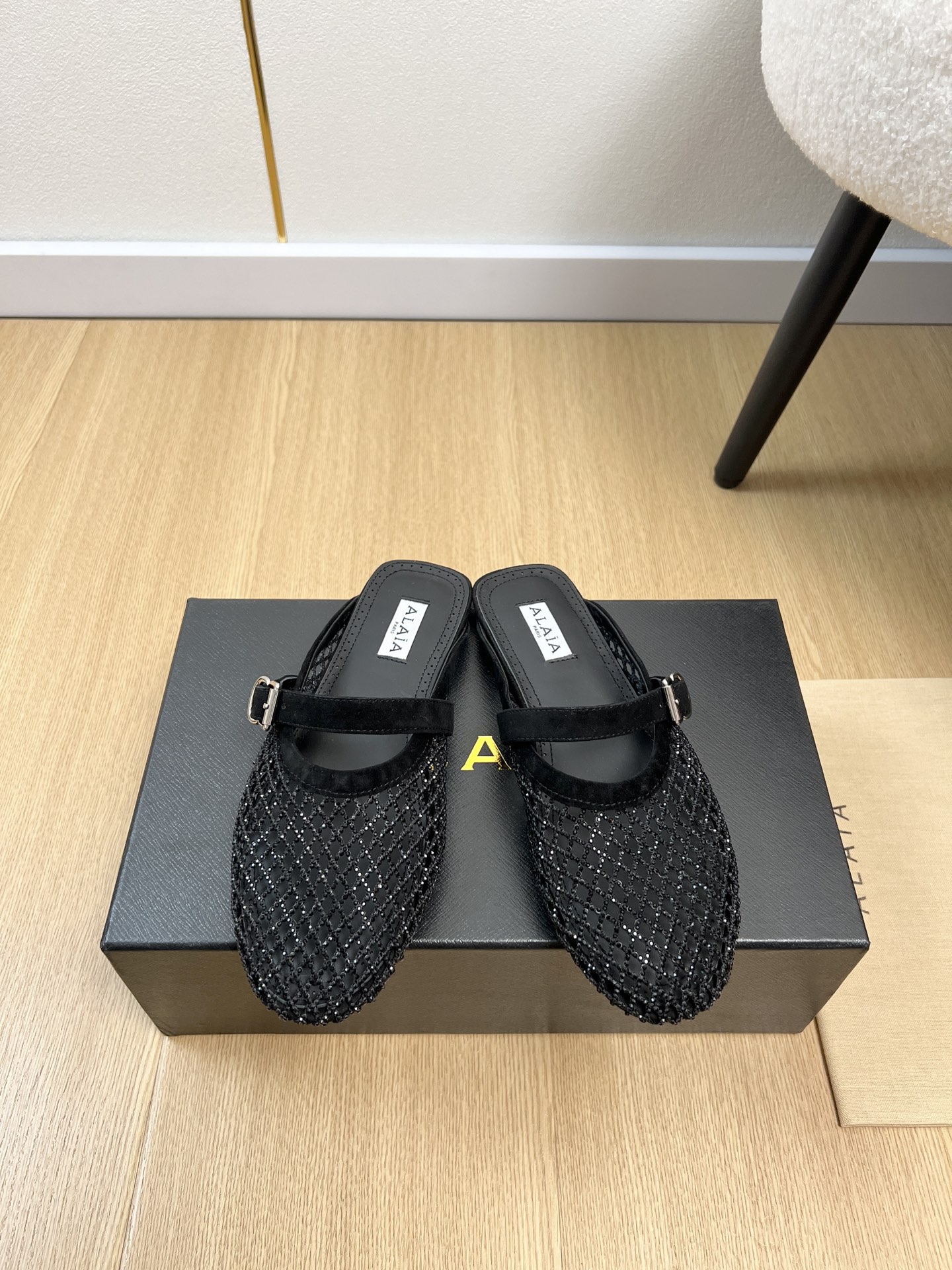 NO:781811,ALAIA | ALAIA | 2026 2026 new spring and summer products. The counter's main hot-selling half-slippers with buckle mesh and rhinestones. The irresistible sandals ALAIA highlight the beauty of the female figure and convey the power of women. Simple and elegant sculptural design, artistic pursuit of details, progressive modern aesthetics and meticulous craftsmanship spirit. Benchmarking and versioning. Original custom-made fishnet + rhinestones on the upper. Sheepskin lining on the inside.  Original molded rubber outsole with high flat sole, code number 35-42 (customized at 40.41.42), half drag, alaia, sandals, slippers, sheepskin19860909ALAIA |阿莱亚 | 2026 2026春夏新品 专柜主打爆款扣带网面烫钻半拖鞋  拒绝不了的凉鞋阿莱亚彰显女性身形之美、传递女性力量,简约优雅的雕塑感设计,对细节的艺术追求,与求俱进的现代审美和一丝不苟的匠艺精神 对标对版 鞋面原版定制渔网+水钻 内里垫脚羊皮 大底原版开模橡胶大底 跟高平底 码数35-42（40.41.42定制）,半拖,alaia,sandals,slippers,sheepskin,Women's Shoes