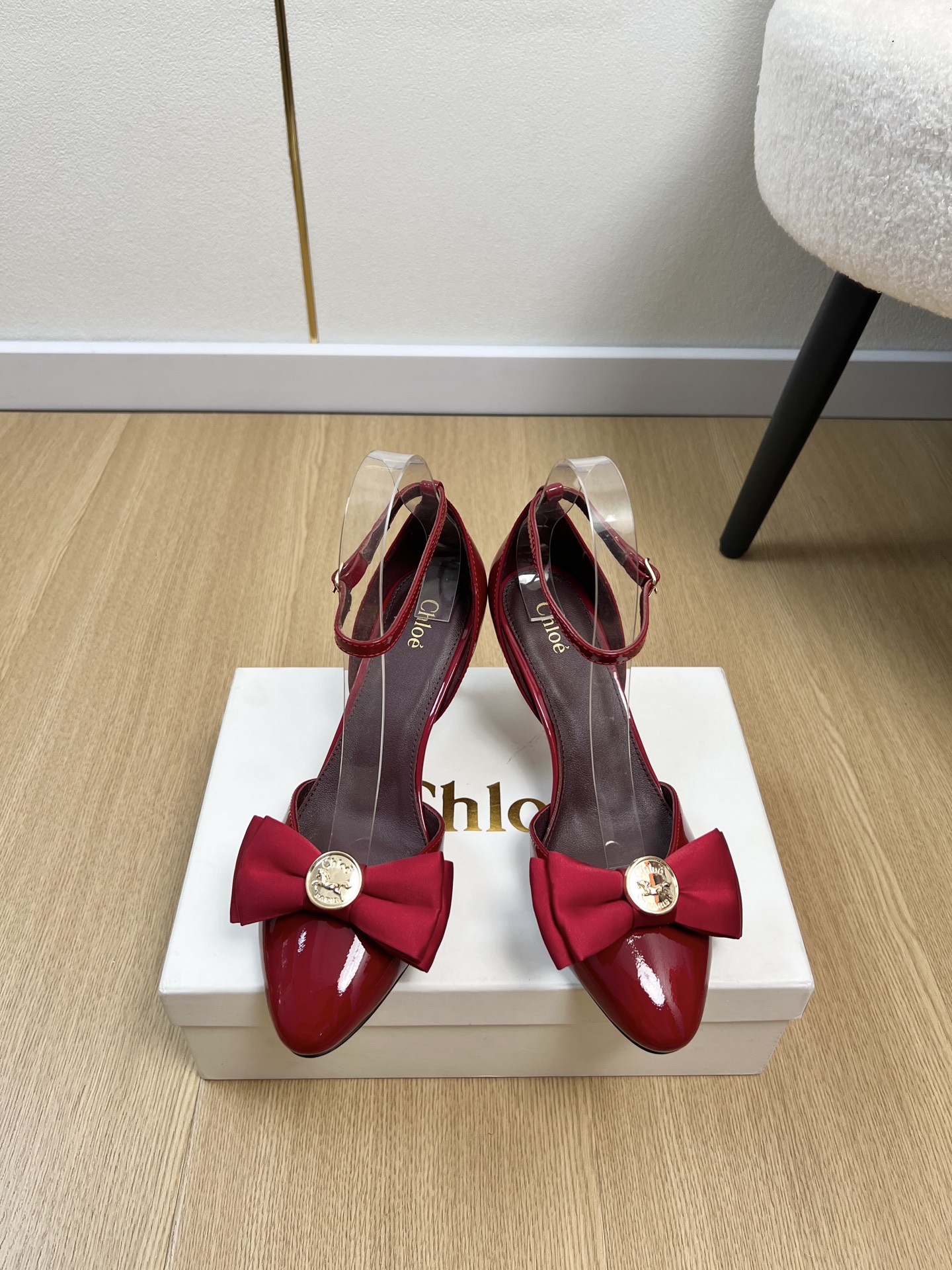 NO:781781,Chloé | 2026 Spring/Summer 2026 new products. The counter features the latest popular money coin bow hollow sandals. Xiaohongshu Internet celebrity hot model, big coffee Internet celebrities unanimously pursue this model, and it is once out of stock. It is an indispensable single product in midsummer. High heels are very attractive and fashionable, showing your elegance, lightness, slimming, and white feet in your way. Upper cow patent leather, inner sheepskin outsole, original imported leather outsole  Heel height 6.5cm, size 34-41 (customized at 34.40.41) Chloé | 2026 2026 spring and summer new products, the counter features the latest popular coin bow hollow sandals  Xiaohongshu Internet celebrity hot style, big coffee Internet celebrities unanimously pursue this style, and it is an indispensable single-piece high-heeled shoe that is hard to find in mid-summer when it is out of stock. It is very attractive and fashionable on the feet, showing your elegance, lightness, thinness, and white feet in your own way. Cow patent leather upper, sheepskin lining, outsole, original imported leather outsole, heel height 6.5cm  Size 34-41 (34.40.41 customized), high heels sandals, chloe, sandals, high heels, sheepskin, Leather soles19860909Chloé 克洛伊 | 2026 2026春夏新品 专柜主打最新爆款金钱币蝴蝶结中空凉鞋 小红书网红爆款,大咖网红一致追求此款,更是断货一度难求盛夏不可缺少的单品高跟鞋,上脚极具吸引时髦风尚,以你的方式彰显你的优雅、轻便、显瘦、显脚白 鞋面牛漆皮 内里羊皮 大底原版进口真皮大底 跟高6.5cm 码数34-41（34.40.41定制） Chloé 克洛伊 | 2026 2026春夏新品 专柜主打最新爆款金钱币蝴蝶结中空凉鞋 小红书网红爆款,大咖网红一致追求此款,更是断货一度难求盛夏不可缺少的单品高跟鞋,上脚极具吸引时髦风尚,以你的方式彰显你的优雅、轻便、显瘦、显脚白 鞋面牛漆皮 内里羊皮 大底原版进口真皮大底 跟高6.5cm 码数34-41（34.40.41定制）,高跟鞋凉鞋,chloe,sandals,high heels,sheepskin,Leather soles,Women's Shoes