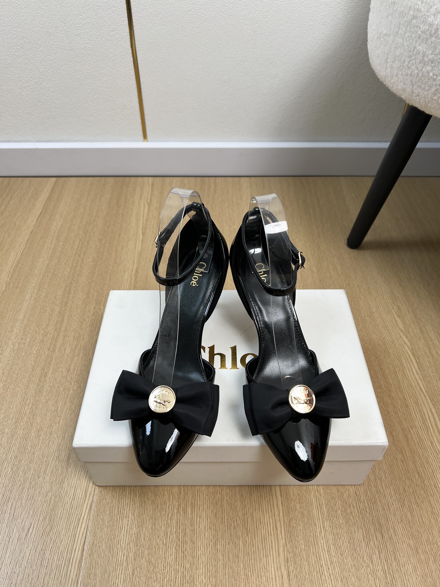 NO:781786,Chloé | 2026 Spring/Summer 2026 new products. The counter features the latest popular money coin bow hollow sandals. Xiaohongshu Internet celebrity hot model, big coffee Internet celebrities unanimously pursue this model, and it is once out of stock. It is an indispensable single product in midsummer. High heels are very attractive and fashionable, showing your elegance, lightness, slimming, and white feet in your way. Upper cow patent leather, inner sheepskin outsole, original imported leather outsole  Heel height 6.5cm, size 34-41 (34.40.41 customized), high heels sandals, chloe, sandals, high heels, sheepskin, Leather soles19860909Chloé 克洛伊 | 2026 2026春夏新品 专柜主打最新爆款金钱币蝴蝶结中空凉鞋 小红书网红爆款,大咖网红一致追求此款,更是断货一度难求盛夏不可缺少的单品高跟鞋,上脚极具吸引时髦风尚,以你的方式彰显你的优雅、轻便、显瘦、显脚白 鞋面牛漆皮 内里羊皮 大底原版进口真皮大底 跟高6.5cm 码数34-41（34.40.41定制）,高跟鞋凉鞋,chloe,sandals,high heels,sheepskin,Leather soles,Women's Shoes