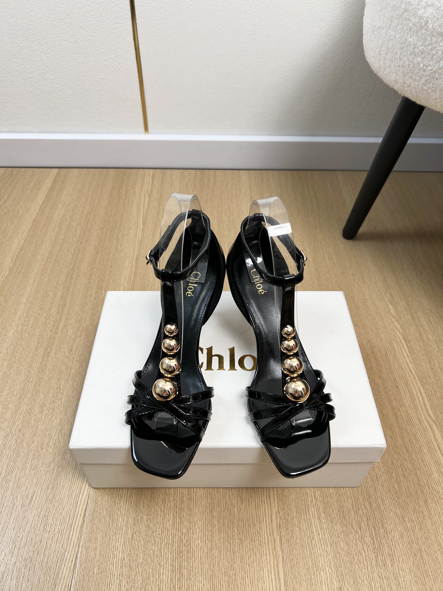 NO:781795,Chloé | 2026 Spring/Summer 2026 new products. The counter features the latest popular gold buckle high-heeled sandals. Xiaohongshu Internet celebrity hot model, big coffee Internet celebrities unanimously pursue this model, and it is even out of stock. Once hard to find, it is an indispensable item of high-heeled shoes in mid-summer. It is very attractive and fashionable on the feet. Show your elegance, lightness, slimming, and white feet in your way. Upper cow patent leather, inner sheepskin outsole, original imported leather outsole  Heel height 6.5cm, size 34-41 (34.40.41 customized), high heels sandals, chloe, sandals, high heels, sheepskin, Leather soles19860909Chloé 克洛伊 | 2026 2026春夏新品 专柜主打最新爆款金扣高跟凉鞋 小红书网红爆款,大咖网红一致追求此款,更是断货一度难求盛夏不可缺少的单品高跟鞋,上脚极具吸引时髦风尚,以你的方式彰显你的优雅、轻便、显瘦、显脚白 鞋面牛漆皮 内里羊皮 大底原版进口真皮大底 跟高6.5cm 码数34-41（34.40.41定制）,高跟鞋凉鞋,chloe,sandals,high heels,sheepskin,Leather soles,Women's Shoes