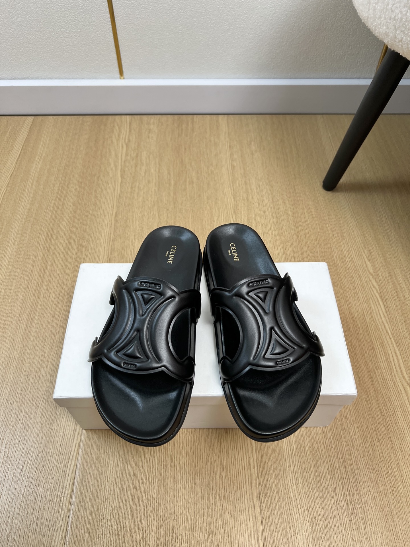 NO:781758,Celine Celine | 2026 2026 Spring and Summer New Products New Arc de Triomphe British style beach slippers series at the counter Xiaohongshu highly recommends the new flat slippers, another popular masterpiece fashionable and versatile style Easy to match Love it Love it Upper Original first-layer cowhide Lining Sheepskin outsole Original molded outsole Size number  35-41 (40.41 customized), slippers, celine, celine, slippers, cowhide, sheepskin19860909Celine赛琳| 2026 2026春夏新品 专柜新款凯旋门英伦风沙滩拖鞋系列 小红书力推款新款平底拖鞋,又一款爆款杰作时尚百搭款 轻松搭配 爱了爱了 鞋面 原版头层牛皮 内里 羊皮 大底 原版开模大底 码数 35-41（40.41定制）,拖鞋,celine,celine,slippers,cowhide,sheepskin,Women's Shoes