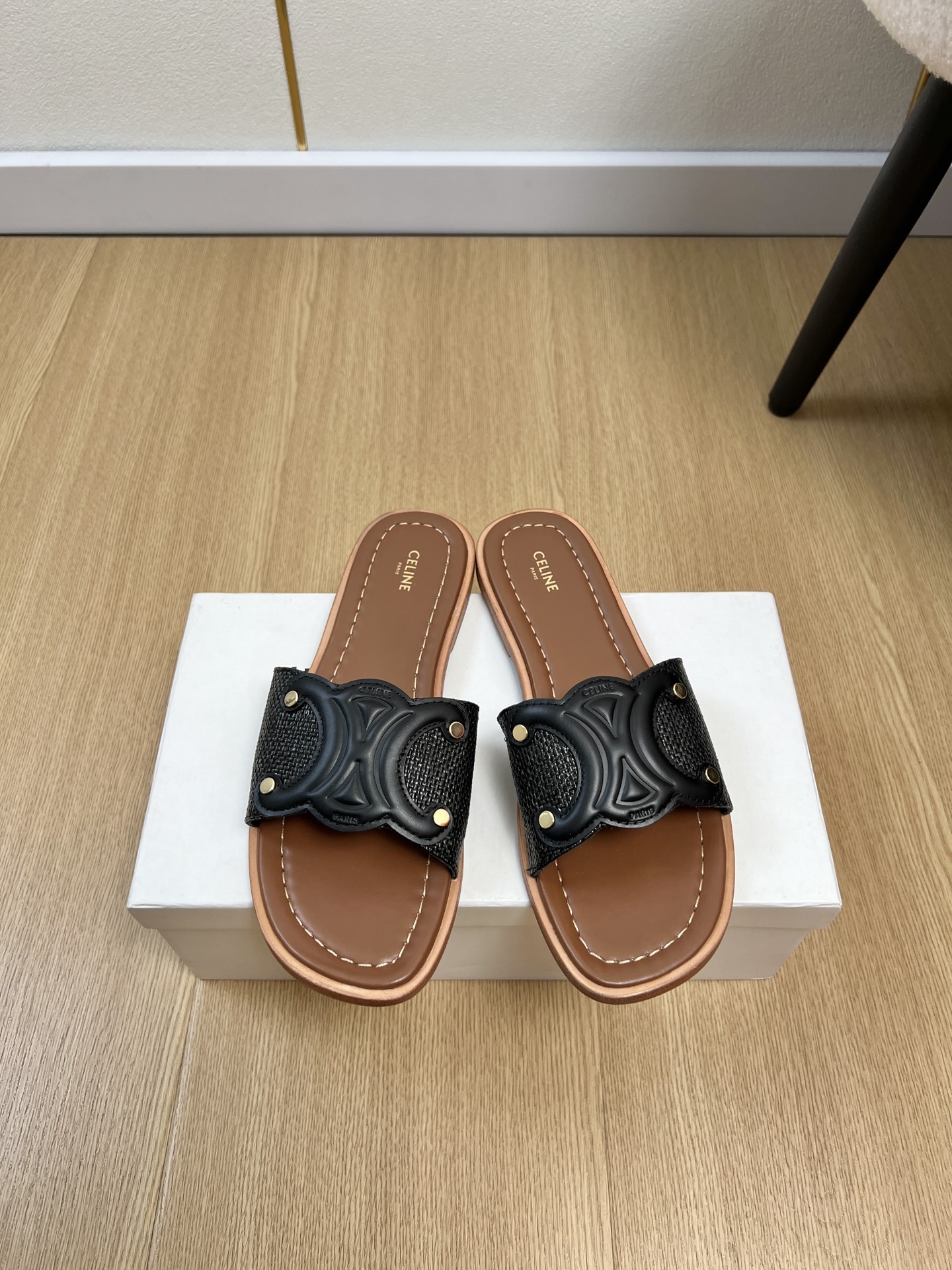 NO:781764,Celine Celine | 2026 2026 Spring and Summer New Products New Arc de Triomphe British style slippers series at the counter Xiaohongshu highly recommends new flat slippers, another popular masterpiece fashionable and versatile style Easy to match Love it Love it Upper Original custom cloth Lining Sheepskin outsole Italian leather outsole Size number  35-42 (customized at 40.41.42), slippers, celine, celine, slippers, sheepskin, Leather soles19860909Celine赛琳| 2026 2026春夏新品 专柜新款凯旋门英伦风拖鞋系列 小红书力推款新款平底拖鞋,又一款爆款杰作时尚百搭款 轻松搭配 爱了爱了 鞋面 原版定制布面 内里 羊皮 大底 意大利真皮大底 码数 35-42（40.41.42定制）,拖鞋,celine,celine,slippers,sheepskin,Leather soles,Women's Shoes