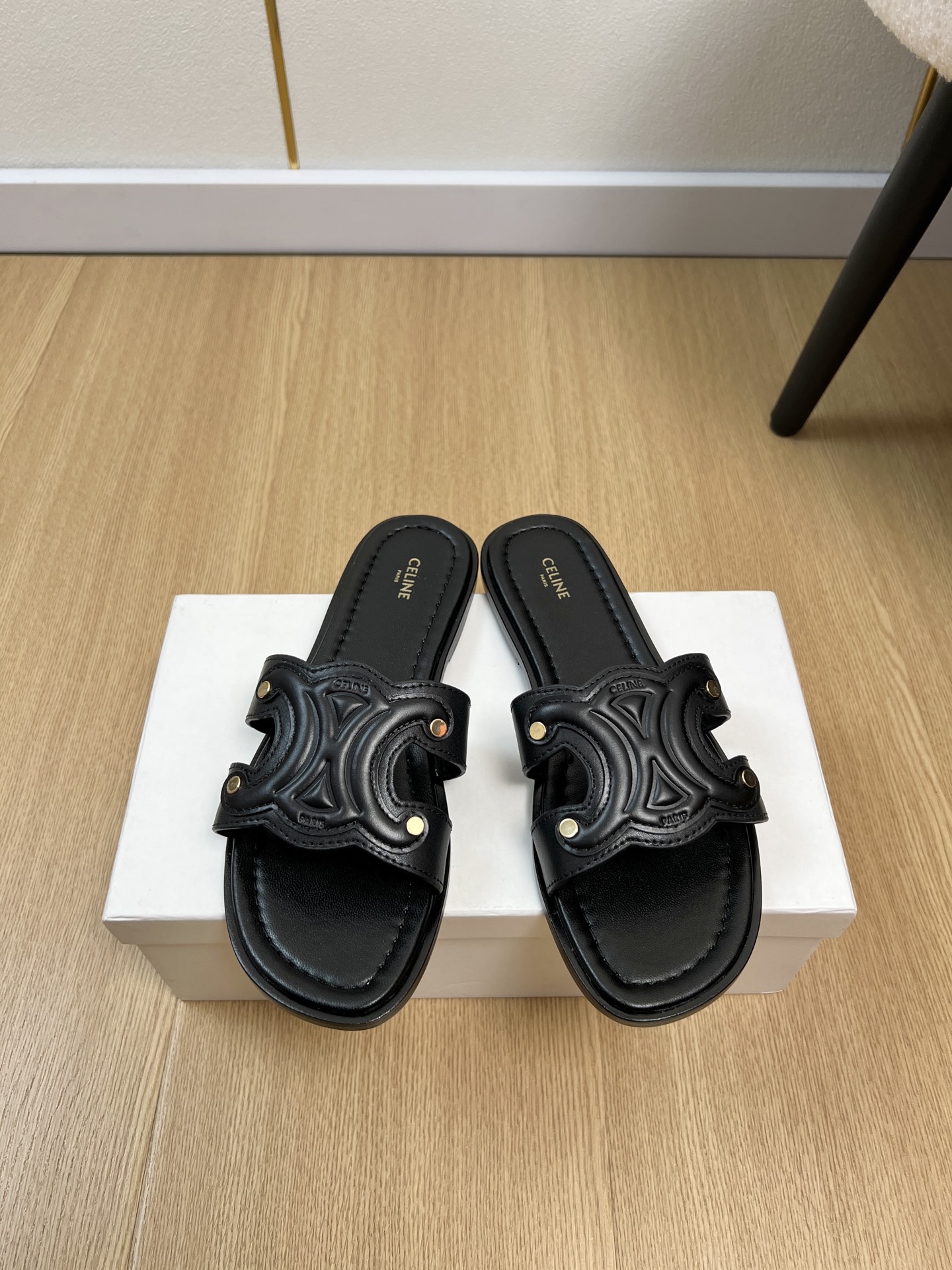 NO:781772,Celine Celine | 2026 2026 Spring and Summer New Products New Arc de Triomphe British style slippers series in the counter Xiaohongshu highly recommends the new flat slippers, another popular masterpiece fashionable and versatile style Easy to match Love it Love it Upper Original first-layer cowhide Lining Sheepskin outsole Italian genuine leather outsole Size  35-42 (40.41.42 customized), slippers, celine, celine, slippers, cowhide, sheepskin, Leather soles19860909Celine赛琳| 2026 2026春夏新品 专柜新款凯旋门英伦风拖鞋系列 小红书力推款新款平底拖鞋,又一款爆款杰作时尚百搭款 轻松搭配 爱了爱了 鞋面 原版头层牛皮 内里 羊皮 大底 意大利真皮大底 码数 35-42（40.41.42定制）,拖鞋,celine,celine,slippers,cowhide,sheepskin,Leather soles,Women's Shoes