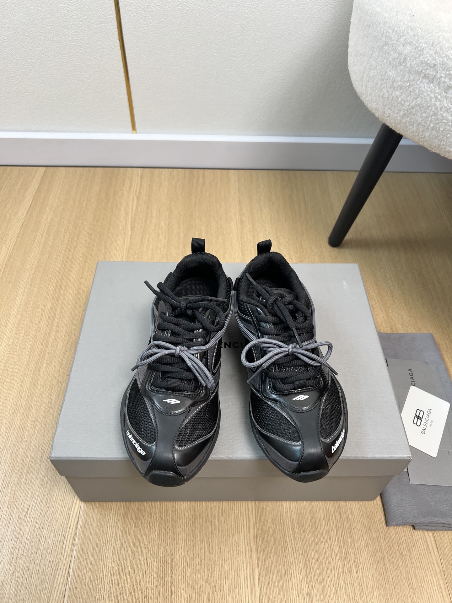 NO:781750,Couple model BALENCIAGA Balenciaga | 2026 B family 2026 early spring new products counter latest Radar series thin sole ultra-light casual sports shoes sneakers series Balenciaga  Launched a new series of Radar sports shoes, recreating the sense of the future with retro sports aesthetics. The shoes are made of mesh and synthetic leather, with multi-color laces and iconic brand logos embellished on the shoe body. From pink and purple contrasting colors to silver and blue gradients, the multiple colors are suitable for street styles, both recognizable and practical. The upper is original cowhide + mesh lining. The inner lining is high-density breathable mesh. The outsole is original open-molded non-slip rubber outsole. The heel is high flat.  Size: Female 35-41 Male 40-46 (Female 40.41 Male 45.46 customized) Female Men's, casual shoes/sports shoes, balenciaga, balenciaga, sneakers, cowhide19860909情侣款 BALENCIAGA巴黎世家 | 2026 B家2026早春新品 专柜最新Radar系列 薄底 超轻 休闲 运动鞋 球鞋 系列 Balenciaga 推出全新Radar运动鞋系列,以复古运动美学重构未来感.鞋款采用网眼与合成革拼接,多色鞋带层次分明,标志性品牌标识点缀鞋身.从粉紫撞色到银蓝渐变,多元配色适配街头造型,兼具辨识度与实穿性 鞋面原版牛皮+网里 内里高密度透气网里 大底原版开模防滑橡胶大底 跟高平底 码数女35-41男40-46（女40.41男45.46定制） 女 男款,休闲鞋/运动鞋,balenciaga,balenciaga,sneakers,cowhide,Women's Shoes