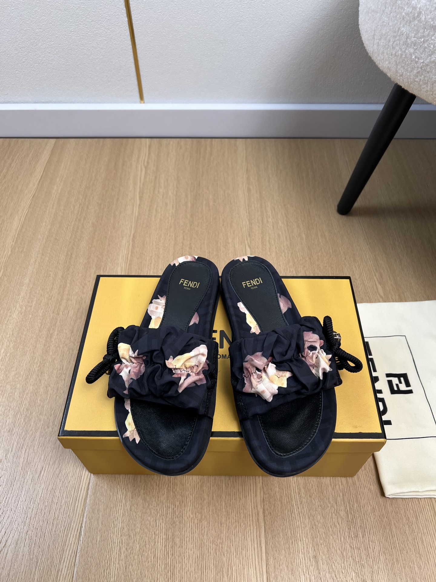 NO:781743,Couple style FENDI Fendi | 2026 FD 2026 early spring new products The latest popular series of flat slippers with bows in the counter FD match Original purchase One to one reproduction Designer Kim Jones's first FF Baguette decorative buckle with fresh blood injection and FF retro design Super good-looking and versatile Original custom FF cloth on the upper Sheepskin lining Outsole Original molded TPU outsole  Size female 35-42 male 39-45 (female 40.41.42 male 45 customized), slippers, fendi, fendi, slippers, sheepskin19860909情侣款FENDI 芬迪| 2026 FD 2026早春新品 专柜最新款爆款一字带蝴蝶结平底拖鞋系列 FD match 原版购入 一比一复刻 设计师Kim Jones打造的首款带FF Baguette装饰性搭扣新鲜血液注入加FF复古的设计 超好看百搭 鞋面原版定制FF布 内里羊皮 大底原版开模TPU大底 码数女35-42男39-45（女40.41.42男45定制）,拖鞋,fendi,fendi,slippers,sheepskin,Women's Shoes