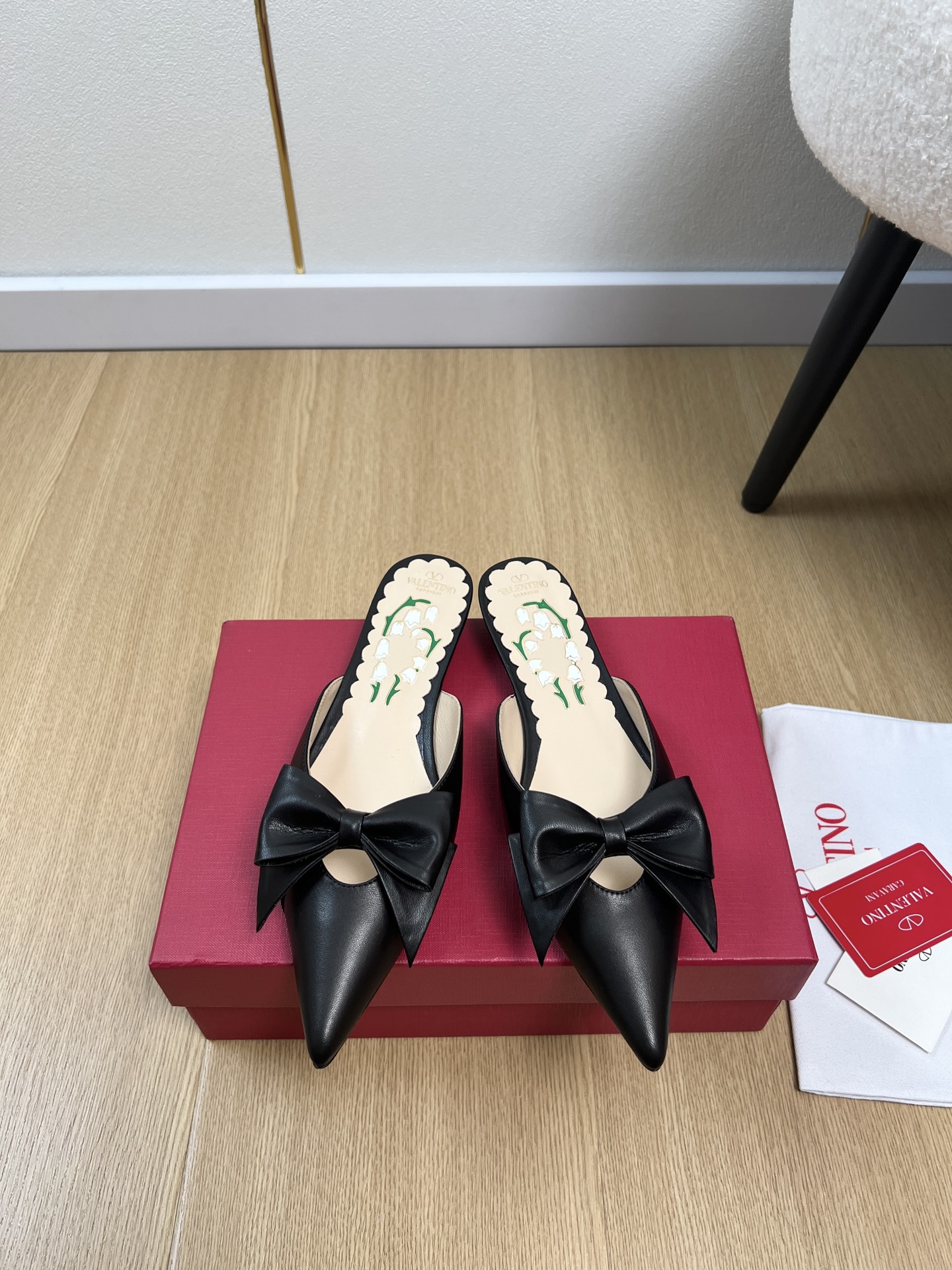 NO:782487,Valentino Valentino | 2026 V Home 2026 Spring and Summer New Products The latest classic bow pointed toe half slippers series in the counter. Thai pants are hot!  A perfect artifact. The mid-heel design looks good but is not tiring to wear. The deep-cut design highlights the brand's unique design style. Luxurious and fashionable. Very recognizable. Exquisite round toe. The side curve is perfect. The taste is particularly pure. The lady's temperament is full of femininity. The foot feels perfect. Summer really needs versatile shoes. They look good no matter how you match them. They are casual and high-end. The comfort is also great. Paired with various pants, it is trendy. Super good-looking and versatile.  The rhinestone matching design perfectly blends the joy of seamless switching between playfulness and elegance, put it on and dance a cheerful swing dance. Imported sheepskin upper, sheepskin lining, sheepskin foot pads, genuine leather outsole imported from Italy, heel height 2cm, size 35-42 (40.41.42 customized), half drag, valentino, valentino, slippers, sheepskin, Leather soles19860909Valentino 华伦天奴 | 2026 V家2026春夏新品 专柜最新经典蝴蝶结尖头半拖鞋系列 泰裤辣！妥妥神器一枚 中跟设计穿上好看又不会累,深口设计搭配彰显了品牌独有的设计风格 奢华时尚 极有辨识度 精致的圆头 侧身弧线完美味儿特别纯正 名媛气质女人味十足,脚感满分夏天真的太需要百搭鞋了,怎么搭配都好看,随意且高级的感觉舒适度也很棒,搭配各种裤子,潮爆了 超好看百搭 水钻搭配设计完美融合在俏皮和优雅问无缝切换的快乐,穿上它跳起欢快的摇摆舞吧 鞋面进口羊皮 内里羊皮 垫脚羊皮 大底意大利进口真皮大底 跟高2cm 码数35-42（40.41.42定制）,半拖,valentino,valentino,slippers,sheepskin,Leather soles,Women's Shoes