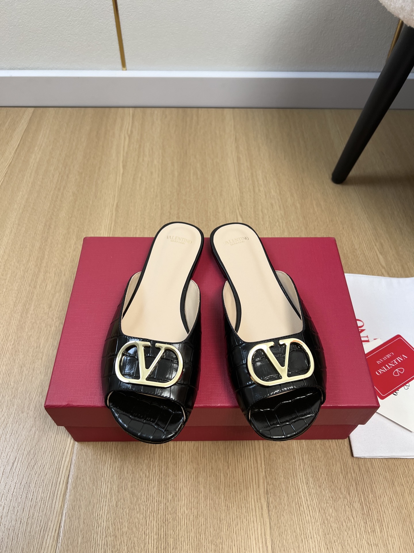 NO:782481,Valentino Valentino | 2026 V Home 2026 Spring and Summer New Products The latest classic V-button fish mouth half slippers series in the counter. Thai pants are hot!  A perfect artifact. The mid-heel design looks good but is not tiring to wear. The deep-cut design highlights the brand's unique design style. Luxurious and fashionable. Very recognizable. Exquisite round toe. The side curve is perfect. The taste is particularly pure. The lady's temperament is full of femininity. The foot feels perfect. Summer really needs versatile shoes. They look good no matter how you match them. They are casual and high-end. The comfort is also great. Paired with various pants, it is trendy. Super good-looking and versatile.  The rhinestone matching design perfectly blends the joy of seamless switching between playfulness and elegance, wear it and dance a cheerful swing dance. Upper imported stone grain cowhide, lining sheepskin, foot pad sheepskin, outsole Italian imported genuine leather outsole, high flat heel, size 35-42 (40.41.42 customized), half drag, valentino, valentino, slippers, cowhide, sheepskin, Leather soles19860909Valentino 华伦天奴 | 2026 V家2026春夏新品 专柜最新经典V扣鱼嘴半拖鞋系列 泰裤辣！妥妥神器一枚 中跟设计穿上好看又不会累,深口设计搭配彰显了品牌独有的设计风格 奢华时尚 极有辨识度 精致的圆头 侧身弧线完美味儿特别纯正 名媛气质女人味十足,脚感满分夏天真的太需要百搭鞋了,怎么搭配都好看,随意且高级的感觉舒适度也很棒,搭配各种裤子,潮爆了 超好看百搭 水钻搭配设计完美融合在俏皮和优雅问无缝切换的快乐,穿上它跳起欢快的摇摆舞吧 鞋面进口石头纹牛皮 内里羊皮 垫脚羊皮 大底意大利进口真皮大底 跟高平底 码数35-42（40.41.42定制）,半拖,valentino,valentino,slippers,cowhide,sheepskin,Leather soles,Women's Shoes