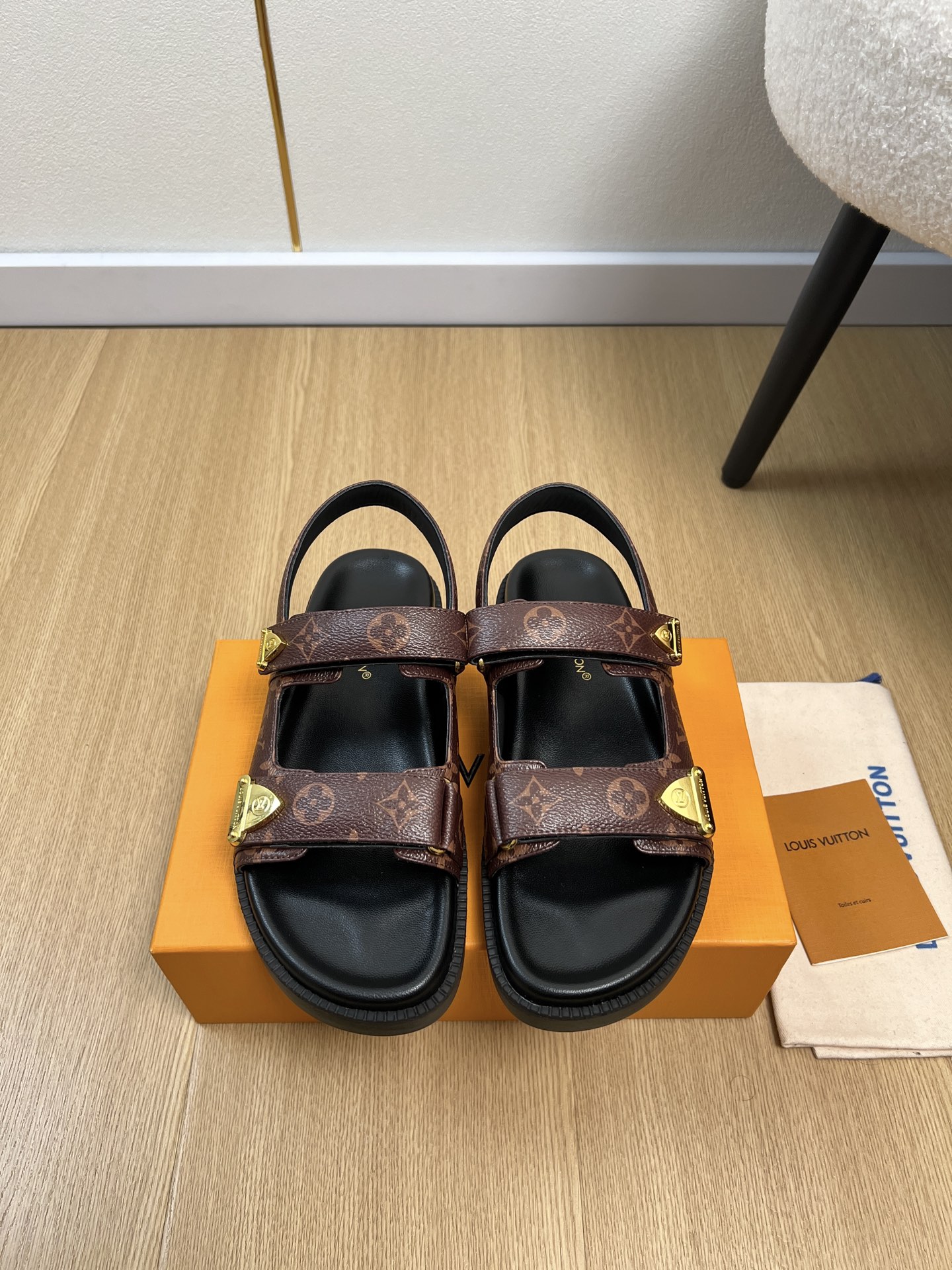 NO:782475,19860909Louis Vuitton 路易威登 | 2026 L家2026春夏新品 专柜最新魔术贴凉鞋系列 驴家经典爆款,本款凉拖鞋细节质感满满,细节再添考究笔触.经典百搭,细节完美无可挑剔,上脚超级好看 时尚居家旅行必备单品,这个夏天不可错过的款式 ,品质一如既往,细节无可挑剔. 鞋面进口牛皮/老花/牛仔布 内里进口羊皮 垫脚羊皮包边 大底原版开模橡胶防滑大底 码数35-41（40.41 定制） 包装原版包装,凉鞋,louis vuitton,louis vuitton,louis vuitton,louis vuitton,louis vuitton,sandals,slippers,cowhide,sheepskin,Women's Shoes