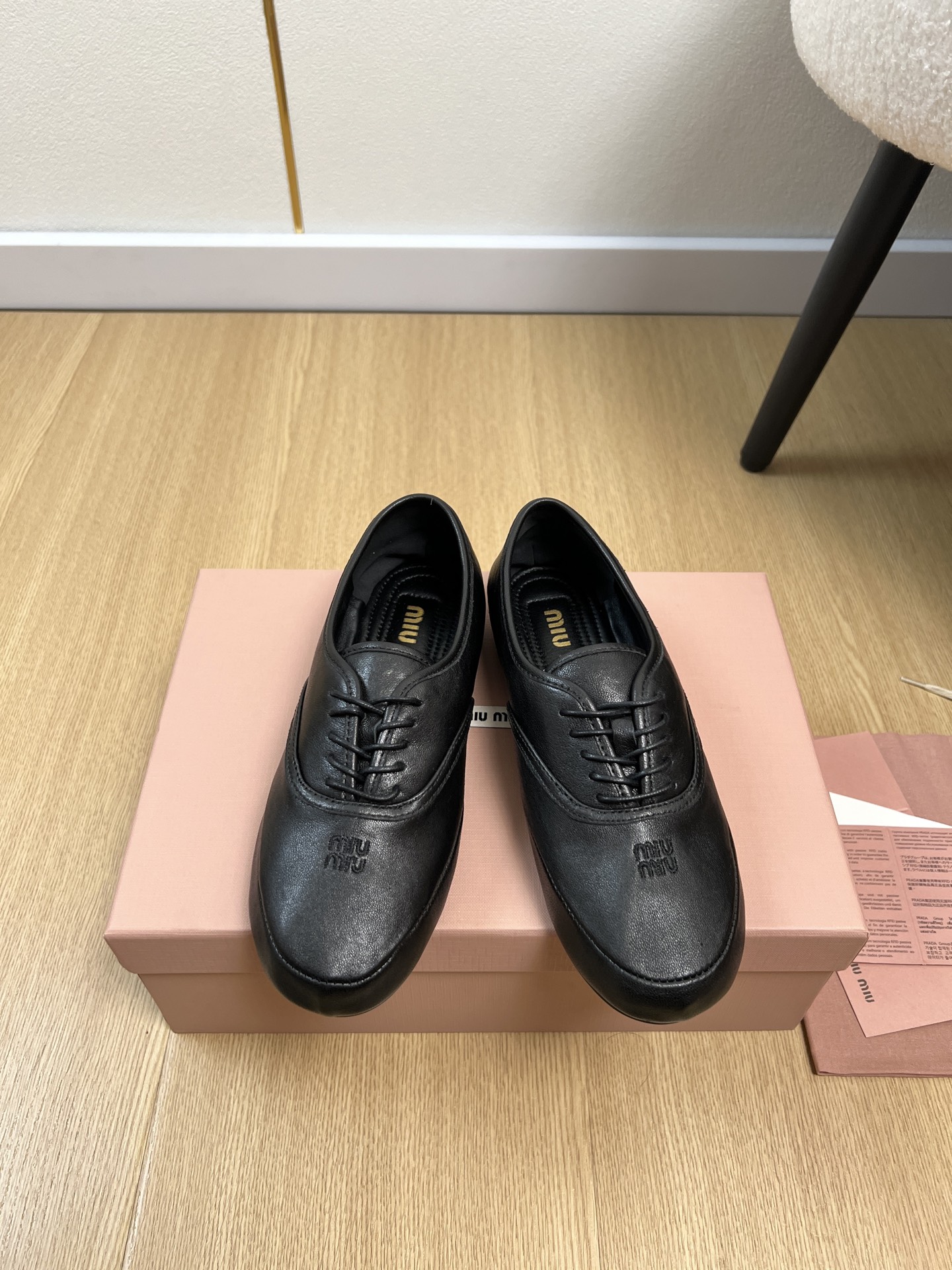 NO:782469,MiuMiu Miu Miu | 2026 miu's 2026 spring and summer new products. The latest popular casual shoe series in the counter. Fashionable, simple and high-end, casually matched. Very light and comfortable on the feet. This year's main recommendation is fashionable, simple and high-end, casually matched. Very comfortable on the feet, a must-have for the year!  Original purchase, development and production. Miu's latest hot model. Avant-garde and bold design. The Miu logo style is integrated into the simple lines of this leather sneaker. The unique logo is decorated on the tongue and back, embellished with retro design. The upper is imported soft sheepskin, the lining is imported sheepskin, the insole is imported sheepskin, the original molded rubber non-slip outsole, the shoe is thick and flat, the size is 35-41 (40.41 customized)  Packaging original packaging, loafers, miumiu, loafers, sneakers, sheepskin19860909MiuMiu缪缪 | 2026 miu家2026春夏新品 专柜最新爆款休闲鞋系列 时尚 简约高级 随意搭配 上脚非常轻便舒适 今年主推款 时尚 简约高级 随意搭配 上脚非常舒适,年度必入款！原版购入开发 做货 miu家最新爆款 前卫大胆的设计 Miu logo 风格融于此款皮革运动鞋的简约线条.别致徽标饰于鞋舌与背面,点缀复古设计. 鞋面进口植柔羊皮 内里进口羊皮 鞋垫进口羊皮 大底原版开模橡胶防滑大底 鞋厚平底 码数35-41（40.41定制） 包装原版包装,乐福鞋,miumiu,loafers,sneakers,sheepskin,Women's Shoes