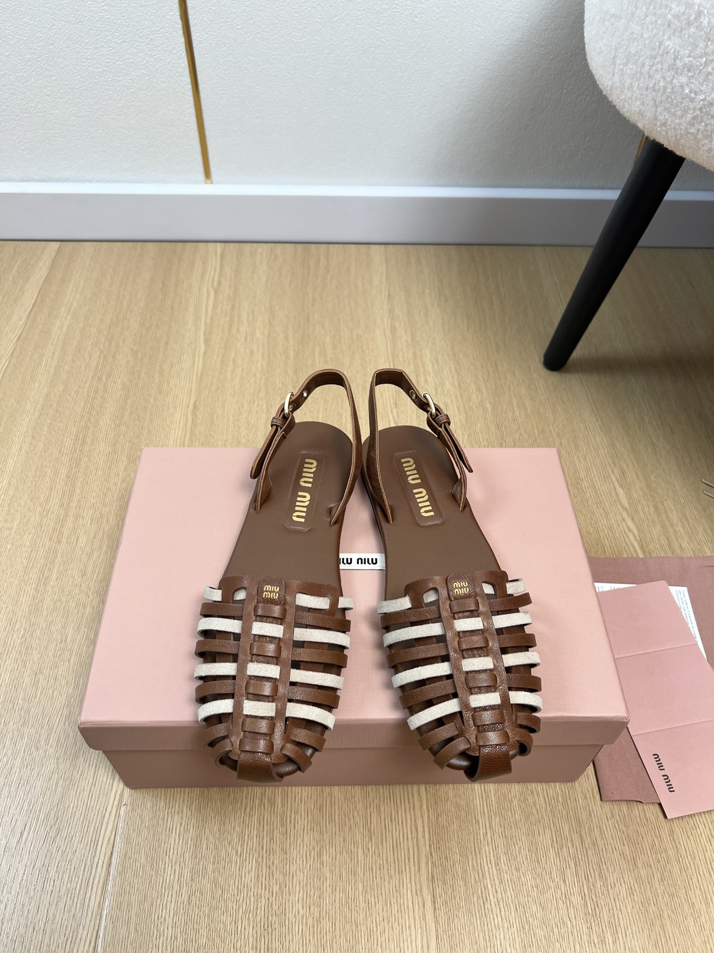 NO:782462,MiuMiu Miu Miu | 2026 Miu's 2026 spring and summer new products. The latest popular woven hollow sandals series in the counter. Fashionable, simple and high-end, casually matched. Very light and comfortable on the feet. This year's main model is fashionable, simple and high-end, casually matched. Very comfortable on the feet, a must-have for the year!  Original purchase, development and production. Miu's latest hot model. Avant-garde and bold design. The Miu logo style is integrated into the simple lines of this leather sneaker. The unique logo is decorated on the tongue and back, embellished with retro design. The upper is imported soft sheepskin, the lining is imported sheepskin, the insole is imported sheepskin, the original molded rubber non-slip outsole, the shoe is thick and flat, the size is 35-41 (40.41 customized)  Packaging original packaging, sandals, miumiu, sandals, sneakers, sheepskin19860909MiuMiu缪缪 | 2026 miu家2026春夏新品 专柜最新爆款编织镂空凉鞋系列 时尚 简约高级 随意搭配 上脚非常轻便舒适 今年主推款 时尚 简约高级 随意搭配 上脚非常舒适,年度必入款！原版购入开发 做货 miu家最新爆款 前卫大胆的设计 Miu logo 风格融于此款皮革运动鞋的简约线条.别致徽标饰于鞋舌与背面,点缀复古设计. 鞋面进口植柔羊皮 内里进口羊皮 鞋垫进口羊皮 大底原版开模橡胶防滑大底 鞋厚平底 码数35-41（40.41定制） 包装原版包装,凉鞋,miumiu,sandals,sneakers,sheepskin,Women's Shoes