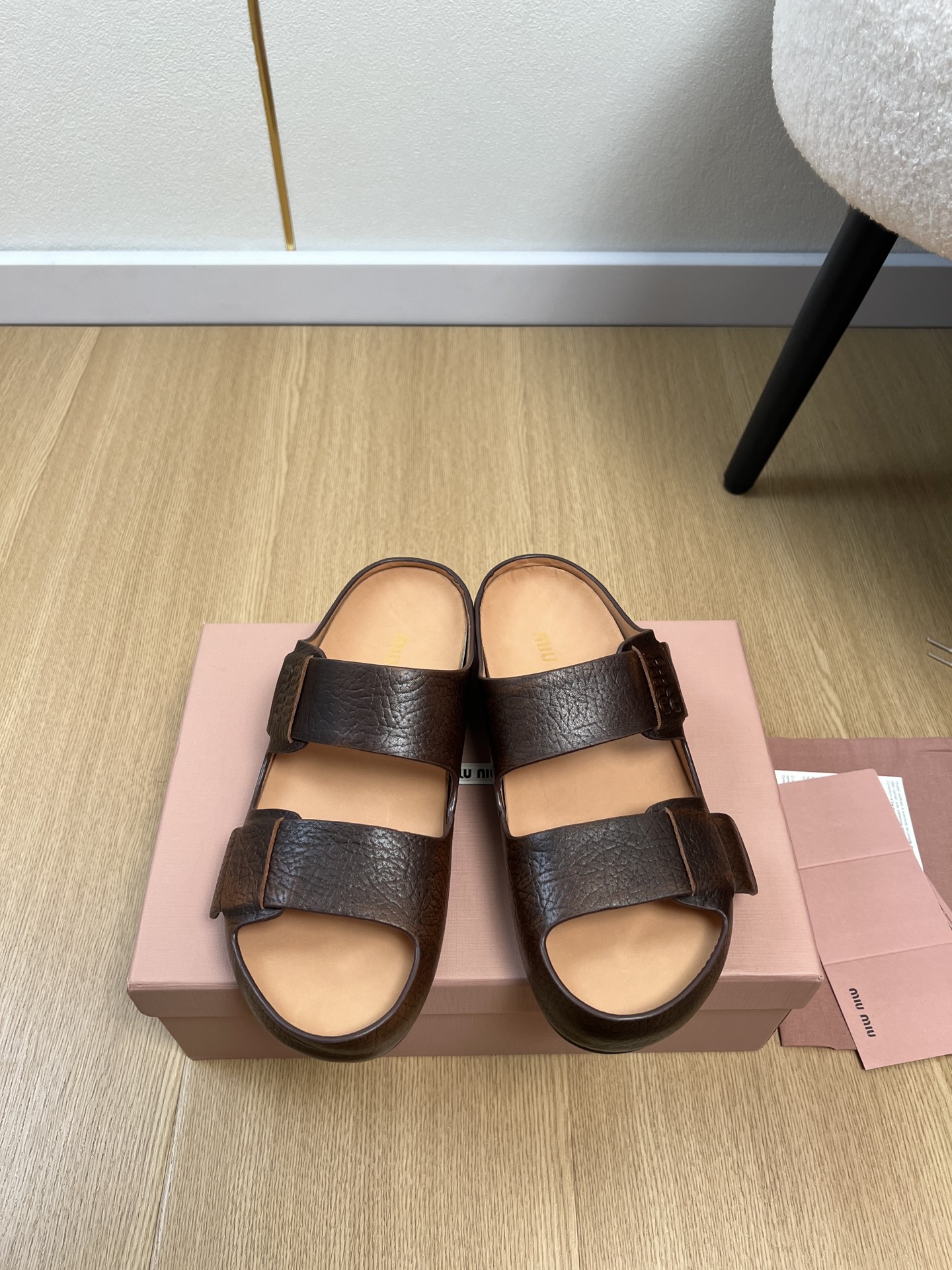 NO:782455,MiuMiu Miu Miu | 2026 miu's 2026 spring and summer new products. The counter's latest popular sassafras-colored distressed double-strap retro Birkenstock slippers series. Fashionable, simple and high-end, casually matched. Very light and comfortable on the feet. This year's main model is fashionable, simple and advanced, casually matched on the feet. Very comfortable on the feet, a must-have for the year!  Original purchase, development and production. Miu's latest hot model. Avant-garde and bold design. The Miu logo style is integrated into the simple lines of this leather sneaker. The unique logo is decorated on the tongue and back, embellished with retro design. The upper is imported cowhide, the lining is imported cowhide, the insole is imported cowhide, the outsole is the original molded rubber non-slip outsole, the shoe is thick and flat, the size is 35-41 (40.41 customized)  Packaging original packaging, slippers, miumiu, sneakers, slippers, cowhide19860909MiuMiu缪缪 | 2026 miu家2026春夏新品 专柜最新爆款檫色做旧双带复古勃肯拖鞋系列 时尚 简约高级 随意搭配 上脚非常轻便舒适 今年主推款 时尚 简约高级 随意搭配 上脚非常舒适,年度必入款！原版购入开发 做货 miu家最新爆款 前卫大胆的设计 Miu logo 风格融于此款皮革运动鞋的简约线条.别致徽标饰于鞋舌与背面,点缀复古设计. 鞋面进口牛皮 内里进口牛皮 鞋垫进口牛皮 大底原版开模橡胶防滑大底 鞋厚平底 码数35-41（40.41定制） 包装原版包装,拖鞋,miumiu,sneakers,slippers,cowhide,Women's Shoes