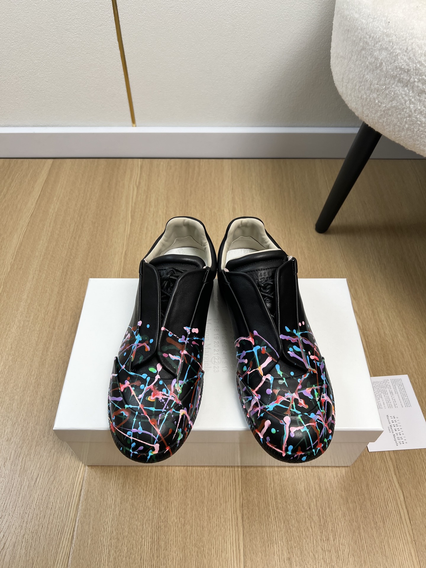 NO:782448,高版本情侣款Maison Margiela *马吉拉 | 2026 2026春夏新品 专柜新款爆款彩绘德训运动鞋系列～ MM6马吉经典阿甘复古休闲运动鞋 四季可穿搭经典不过时的款！  Casual and casual, the contrasting color splicing of multiple materials doubles the sense of fashion, and the shoelaces and soles echo each other, making it look good and versatile for daily use!  Wear it casually and look classy!  It can be easily matched with various styles!  鞋面 原版定制牛皮 内里 原版丝绸牛皮 垫脚 原版丝绸牛皮 大底 原版开模牛筋橡胶大底 码数 女35-40男39-46（女40男45.46定制）（注另47.48.49.50 定制50）,休闲鞋/运动鞋,masion margiela,masion margiela,sneakers,cowhide19860909高版本情侣款Maison Margiela *马吉拉 | 2026 2026春夏新品 专柜新款爆款彩绘德训运动鞋系列～ MM6马吉经典阿甘复古休闲运动鞋 四季可穿搭经典不过时的款！休闲又随意,多种材质撞色的拼接,时髦感倍增,鞋带鞋底互相呼应,日常好看又百搭！随便穿搭就可以很高级！搭配各种风格都可轻松驾驭！ 鞋面 原版定制牛皮 内里 原版丝绸牛皮 垫脚 原版丝绸牛皮 大底 原版开模牛筋橡胶大底 码数 女35-40男39-46（女40男45.46定制）（注另47.48.49.50 定制50）,休闲鞋/运动鞋,masion margiela,masion margiela,sneakers,cowhide,Women's Shoes