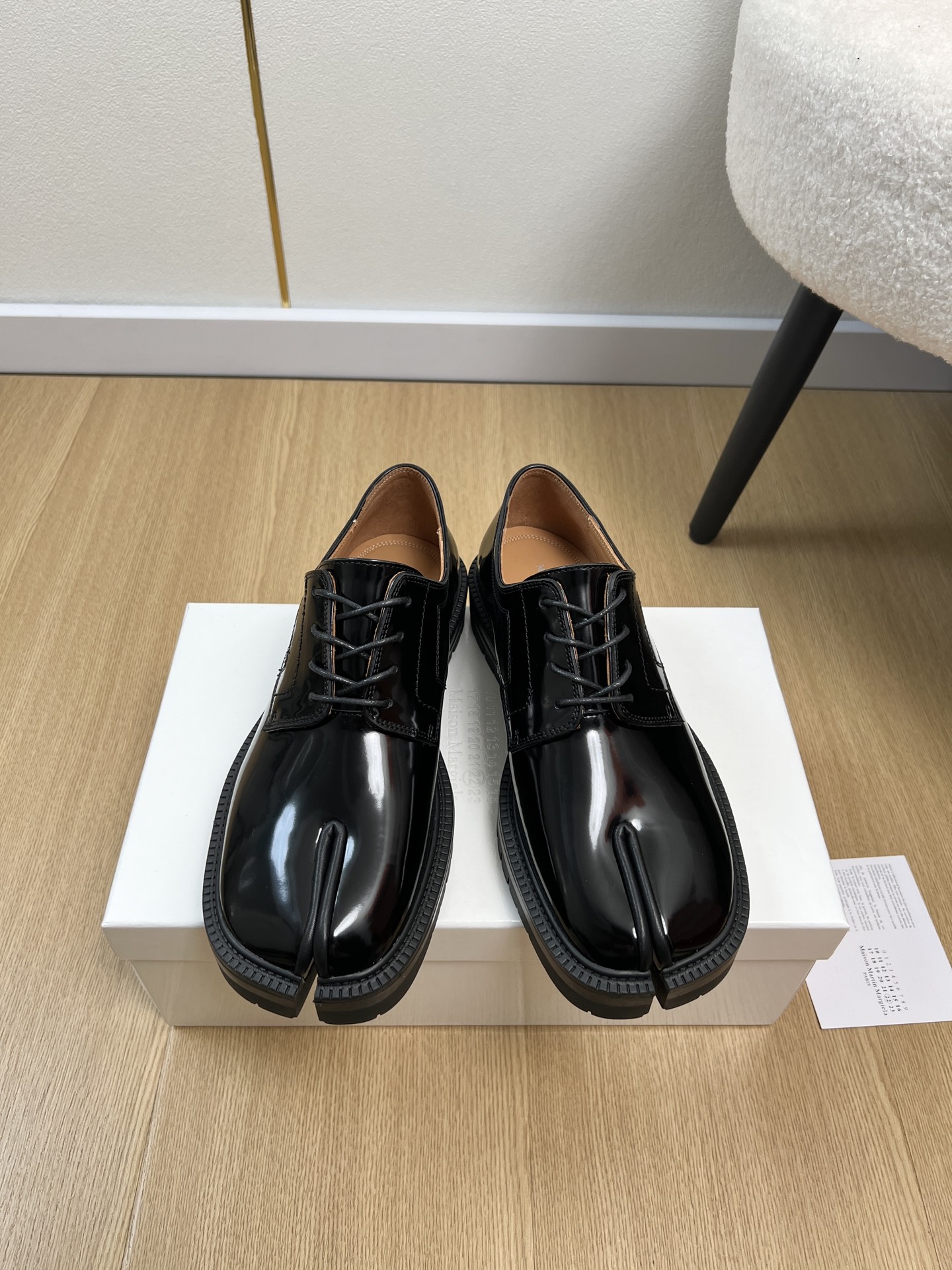 NO:782437,High version couple style Maison Margiela *Margiela | 2026 2026 spring and summer new products counter new Mary Jane split-toe shoes Tabi split-toe shoe lace-up shoe series ~ MM6 is the most popular genius designer brand in the past two years. The design is simple and the luxurious texture makes you unable to put it down. If you don’t want to hit the streets, you can check out this brand. It is relatively niche but is so easy to match with ins. This brand can be seen everywhere in Xiaohongshu  The buyer buys a perfect 1:1 replica of the original molded double-layer genuine leather sole. The original molded last shoe is very generous and can be easily matched with various styles. The good news for short legs is that the upper body becomes longer legs in an instant. The upper body is not constrained by conventions, and you can be yourself as you like ~ the upper foot is soft and comfortable. Original custom open-edge beaded cowhide lining. Original cowhide foot pad. Original cowhide outsole. Original molded non-slip outsole. Heel height 3.5cm.  Size: Female 35-40 Male 39-47 (Female 40 Male 45.46.47 customized) (note another 48 customized 50), split-toe shoes, masion margiela, masion margiela, mary jane, cowhide19860909高版本情侣款Maison Margiela *马吉拉 | 2026 2026春夏新品 专柜新款玛丽珍分趾鞋 Tabi分趾鞋绑带鞋系列～  MM6作为这两年最受欢迎的鬼才设计师品牌 设计简单 奢华的质感让你爱不释手 不想满大街撞款的可以看看这个品牌 比较小众却又是那么好搭配 ins 小红书随处可见这个品牌的身影 买手代购1:1完美复刻,原版开模双层真皮鞋底 原版套楦鞋型很大方 搭配各种风格都 轻松驾驭 小短腿的福音 上身瞬间秒变大长腿 .上脚不被常规所拘束,随心所欲做自己～上脚炒鸡柔软舒适 鞋面 原版定制开边珠牛皮 内里 原版牛皮 垫脚 原版牛皮 大底 原版开模防滑大底 跟高 3.5cm 码数 女35-40男39-47（女40男45.46.47定制）（注另48定制50）,分趾鞋,masion margiela,masion margiela,mary jane,cowhide,Women's Shoes