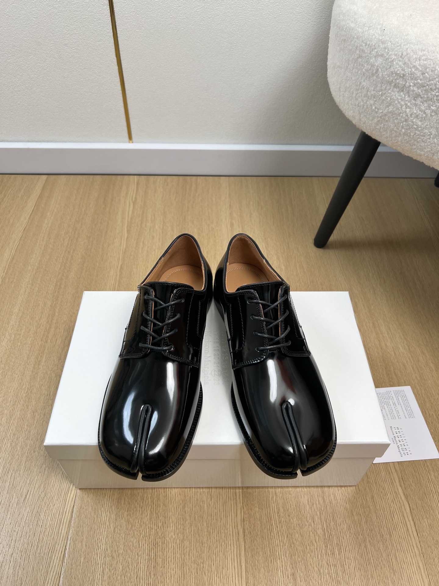 NO:782444,High version couple model Maison Margiela *Margiela | 2026 2026 spring and summer new products counter new Mary Jane split-toe shoes Tabi split-toe shoes lace-up heels series~ MM6 is the most popular genius designer brand in the past two years. The design is simple and the luxurious texture makes you put it down. If you don’t want to compete with others on the street, you can check out this brand. It is relatively niche but is so easy to match with ins. This brand can be seen everywhere in Xiaohongshu.  The buyer purchases a perfect 1:1 replica of the original molded double-layer genuine leather sole. The original lasted shoe is very generous and can be easily matched with various styles. The good news for short legs is that the upper body instantly becomes longer legs. The upper body is not constrained by conventions, and you can be yourself as you like~ The upper foot is soft and comfortable. Original custom open-edge beaded cowhide lining. Original cowhide foot pad. Original cowhide outsole. Original Italian double-layer leather sole. Heel height 2.5cm.  Size: Female 35-40 Male 39-47 (Female 40 Male 45.46.47 customized) (note another 48.49.50 customized 50), split-toe shoes, masion margiela, masion margiela, mary jane, cowhide19860909高版本情侣款Maison Margiela *马吉拉 | 2026 2026春夏新品 专柜新款玛丽珍分趾鞋 Tabi分趾鞋绑带踩跟单鞋系列～  MM6作为这两年最受欢迎的鬼才设计师品牌 设计简单 奢华的质感让你爱不释手 不想满大街撞款的可以看看这个品牌 比较小众却又是那么好搭配 ins 小红书随处可见这个品牌的身影 买手代购1:1完美复刻,原版开模双层真皮鞋底 原版套楦鞋型很大方 搭配各种风格都 轻松驾驭 小短腿的福音 上身瞬间秒变大长腿 .上脚不被常规所拘束,随心所欲做自己～上脚炒鸡柔软舒适 鞋面 原版定制开边珠牛皮 内里 原版牛皮 垫脚 原版牛皮 大底 原版意大利双层真皮底 跟高 2.5cm 码数 女35-40男39-47（女40男45.46.47定制）（注另48.49.50 定制50）,分趾鞋,masion margiela,masion margiela,mary jane,cowhide,Women's Shoes