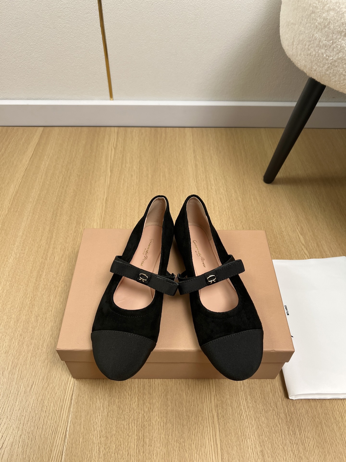 NO:784834,High version Gianvito Rossi Gianvito Rossi | 2026 GR Home 2026 Early Spring New Product The latest bow Mary Jane shoe series in the counter can be easily worn in any outfit. The design is simple and the diversified basic models are not seemingly simple, but in fact add many tedious and necessary details. It is a very cute outfit whether at home or out. [Seduce] Thick sole, full toe, wide design, very very comfortable, both sporty and casual business & upper  Original custom fabric, lining, imported sheepskin outsole, original molded non-slip outsole, high heel, flat bottom, size 35-39 (40.41.42 customized, non-returnable), ballet shoes, mary jane, sheepskin19860909高版本 Gianvito Rossi吉安维托·罗西 | 2026 GR家2026早春新品 专柜最新蝴蝶结玛丽珍单鞋系列 上脚轻松驾驭任何服饰.设计简约、选择多样化的基础款,而非看似简单,实则添加许多繁琐必要的细节.无论是居家还是外出都是非常可爱的穿搭[勾引]厚底,鞋头饱满,宽版设计,非常非常舒适,既运动,又可以休闲商务& 鞋面 原版定制面料 内里 进口羊皮 大底 原版开模防滑大底 跟高 平底 码数 35-39（40.41.42定制不退换）,芭蕾舞鞋,mary jane,sheepskin,Women's Shoes