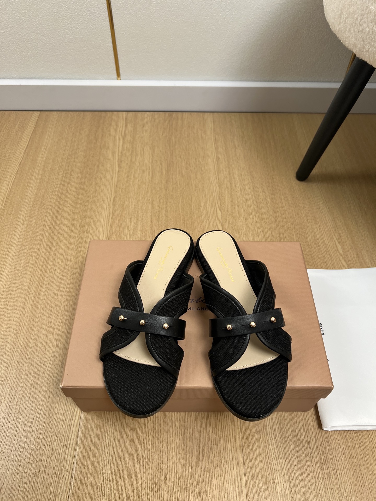 NO:784828,High version Gianvito Rossi Gianvito Rossi | 2026 GR Home 2026 Early Spring New Product The latest slipper series in the counter can be easily worn with any outfit. The design is simple and the diversified basic models are not seemingly simple, but in fact add many tedious and necessary details. It is a very cute outfit whether at home or out. [Seduce] Thick sole, full toe, wide design, very very comfortable, both sporty and casual for business & upper Original custom fabric  Lining imported sheepskin outsole original Italian genuine leather outsole high heel flat size 35-39 (40.41.42 customized non-returnable), slippers, slippers, sheepskin, Leather soles19860909高版本 Gianvito Rossi吉安维托·罗西 | 2026 GR家2026早春新品 专柜最新拖鞋系列 上脚轻松驾驭任何服饰.设计简约、选择多样化的基础款,而非看似简单,实则添加许多繁琐必要的细节.无论是居家还是外出都是非常可爱的穿搭[勾引]厚底,鞋头饱满,宽版设计,非常非常舒适,既运动,又可以休闲商务& 鞋面 原版定制面料 内里 进口羊皮 大底 原版意大利真皮大底 跟高 平底 码数 35-39（40.41.42定制不退换）,拖鞋,slippers,sheepskin,Leather soles,Women's Shoes