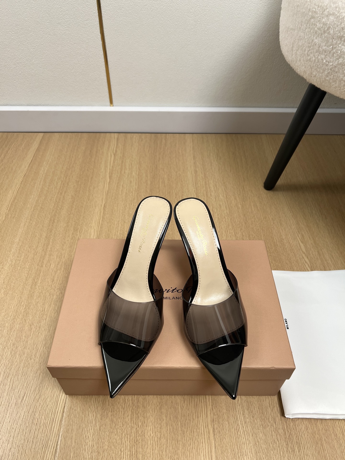 NO:784810,High version Gianvito Rossi Gianvito Rossi | 2026 GR Home 2026 Early Spring New Product The latest pointed-toe high-heeled slippers series in the counter can be easily worn on any outfit. The design is simple and the diversified basic models are not seemingly simple, but in fact add many tedious and necessary details. It is a very cute outfit whether at home or out. [Seduce] Thick sole, full toe, wide design, very very comfortable, both sporty and casual business & upper  Customized transparent film lining Imported sheepskin outsole Original Italian leather outsole Heel height 8cm Size 35-39 (40.41.42 customized non-refundable), high heels slippers, high heels, slippers, sheepskin, Leather soles19860909高版本 Gianvito Rossi吉安维托·罗西 | 2026 GR家2026早春新品 专柜最新尖头高跟拖鞋系列 上脚轻松驾驭任何服饰.设计简约、选择多样化的基础款,而非看似简单,实则添加许多繁琐必要的细节.无论是居家还是外出都是非常可爱的穿搭[勾引]厚底,鞋头饱满,宽版设计,非常非常舒适,既运动,又可以休闲商务& 鞋面 定制透明胶片 内里 进口羊皮 大底 原版意大利真皮大底 跟高 8cm 码数 35-39（40.41.42定制不退换）,高跟鞋拖鞋,high heels,slippers,sheepskin,Leather soles,Women's Shoes