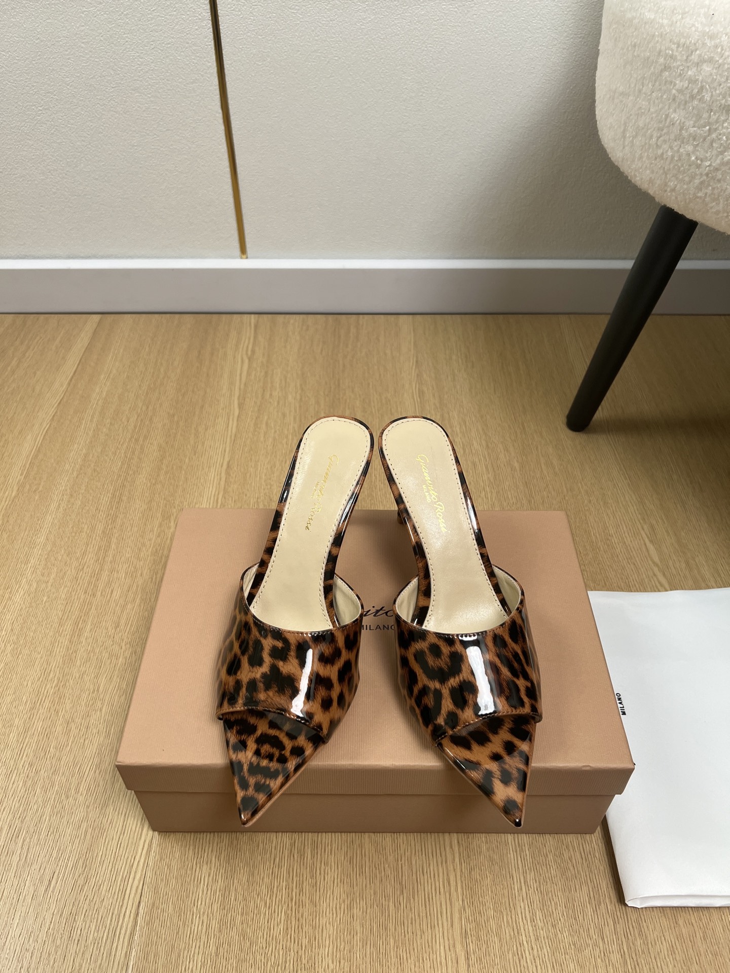 NO:784816,High version Gianvito Rossi Gianvito Rossi | 2026 GR Home 2026 Early Spring New Product The latest pointed-toe high-heeled slippers series in the counter can be easily worn on any outfit. The design is simple and the diversified basic models are not seemingly simple, but in fact add many tedious and necessary details. It is a very cute outfit whether at home or out. [Seduce] Thick sole, full toe, wide design, very very comfortable, both sporty and casual business & upper  Customized leopard print surface/cow patent leather lining Imported sheepskin outsole Original Italian genuine leather outsole Heel height 8cm Size 35-39 (40.41.42 customized non-returnable), high heels slippers, high heels, slippers, sheepskin, Leather soles19860909高版本 Gianvito Rossi吉安维托·罗西 | 2026 GR家2026早春新品 专柜最新尖头高跟拖鞋系列 上脚轻松驾驭任何服饰.设计简约、选择多样化的基础款,而非看似简单,实则添加许多繁琐必要的细节.无论是居家还是外出都是非常可爱的穿搭[勾引]厚底,鞋头饱满,宽版设计,非常非常舒适,既运动,又可以休闲商务& 鞋面 定制豹纹面/牛漆皮 内里 进口羊皮 大底 原版意大利真皮大底 跟高 8cm 码数 35-39（40.41.42定制不退换）,高跟鞋拖鞋,high heels,slippers,sheepskin,Leather soles,Women's Shoes