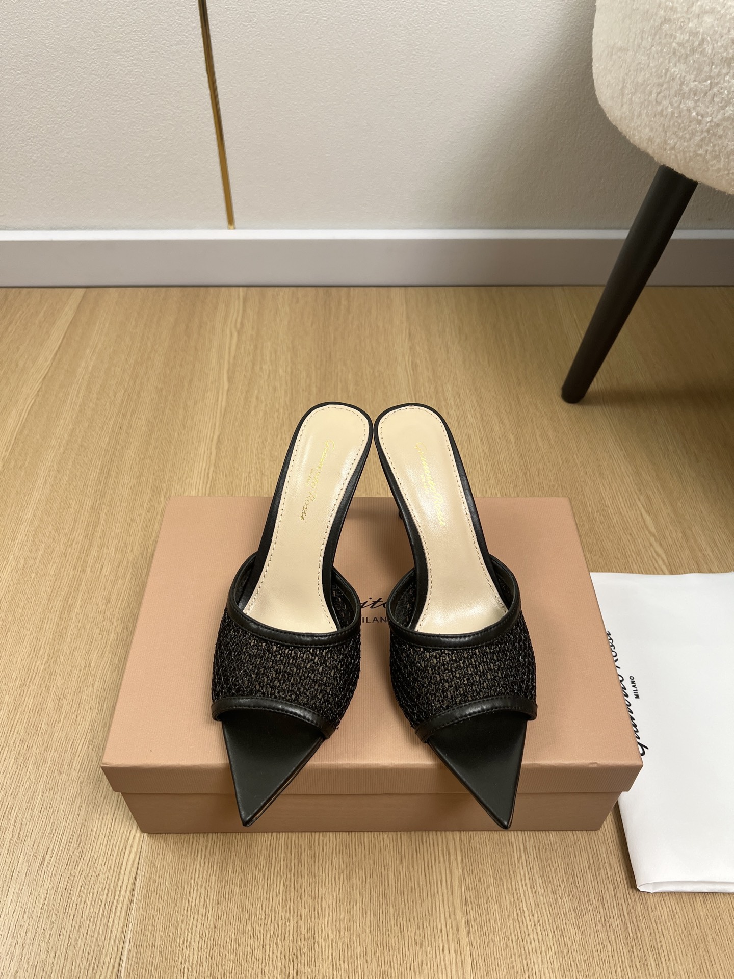 NO:784822,High version Gianvito Rossi Gianvito Rossi | 2026 GR Home 2026 Early Spring New Product The latest pointed-toe mesh high-heeled slippers series in the counter can be easily worn on any outfit. The design is simple and the diversified basic models are not seemingly simple, but in fact add many tedious and necessary details. It is a very cute outfit whether at home or out. [Seduce] Thick sole, full toe, wide design, very comfortable, both sporty and casual business & upper  Customized mesh lining Imported sheepskin outsole Original Italian genuine leather outsole Heel height 8cm Size 35-39 (40.41.42 customized non-refundable), high heels slippers, high heels, slippers, sheepskin, Leather soles19860909高版本 Gianvito Rossi吉安维托·罗西 | 2026 GR家2026早春新品 专柜最新尖头网纱高跟拖鞋系列 上脚轻松驾驭任何服饰.设计简约、选择多样化的基础款,而非看似简单,实则添加许多繁琐必要的细节.无论是居家还是外出都是非常可爱的穿搭[勾引]厚底,鞋头饱满,宽版设计,非常非常舒适,既运动,又可以休闲商务& 鞋面 定制网纱 内里 进口羊皮 大底 原版意大利真皮大底 跟高 8cm 码数 35-39（40.41.42定制不退换）,高跟鞋拖鞋,high heels,slippers,sheepskin,Leather soles,Women's Shoes