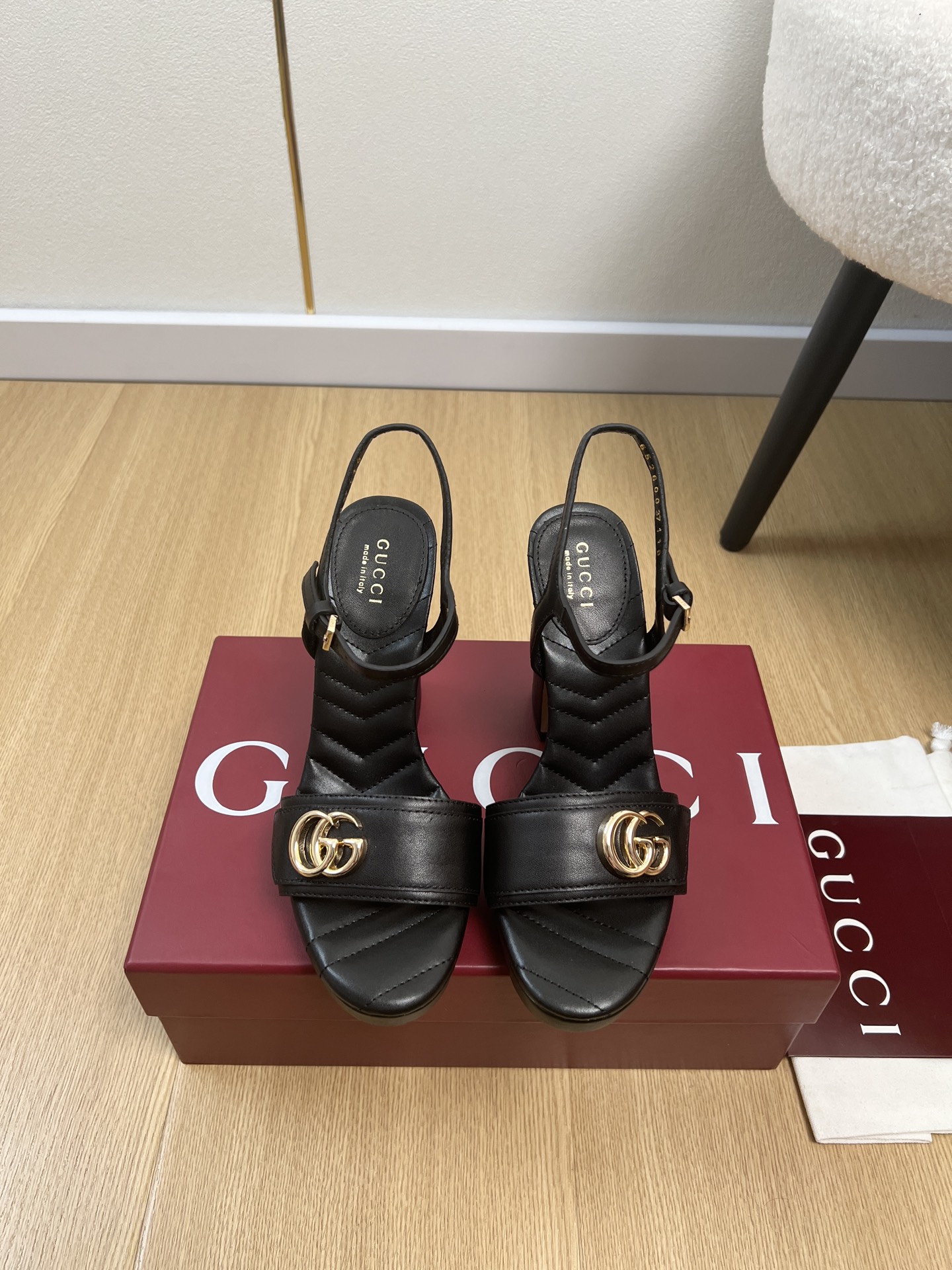 NO:784854,GUCCI Gucci | 2026 G Home 2026 Spring and Summer New Products The latest series of classic GG buckle high-heeled platform sandals in the counter can easily be worn with any outfit. The design is simple and the diversified basic models are not seemingly simple, but in fact add many tedious and necessary details. It is a very cute outfit whether at home or out. [Seduce] Thick sole, full toe, wide design, very very comfortable, both sporty and casual business& Upper Original custom cowhide lining  Sheepskin lining Outsole Italian imported genuine leather outsole Heel height 11.5cm Front water platform 2cm Size 35-42 (40.41.42 customization is not returnable), high heels and sandals, gucci, gucci, gucci, sandals, high heels, cowhide, sheepskin, Leather soles19860909GUCCI 古驰 | 2026 G家2026春夏新品 专柜最新经典GG扣高跟防水台凉鞋系列 上脚轻松驾驭任何服饰.设计简约、选择多样化的基础款,而非看似简单,实则添加许多繁琐必要的细节.无论是居家还是外出都是非常可爱的穿搭[勾引]厚底,鞋头饱满,宽版设计,非常非常舒适,既运动,又可以休闲商务& 鞋面 原版定制牛皮 内里 羊皮内里 大底 意大利进口真皮大底 跟高 11.5cm前水台2cm 码数 35-42（40.41.42定制不退换）,高跟鞋凉鞋,gucci,gucci,gucci,sandals,high heels,cowhide,sheepskin,Leather soles,Women's Shoes