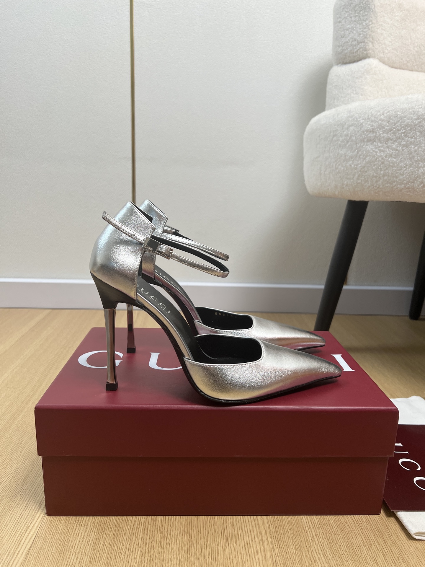 Gucci Style Leather Women's Shoes style reference detail image 2 from source 784711