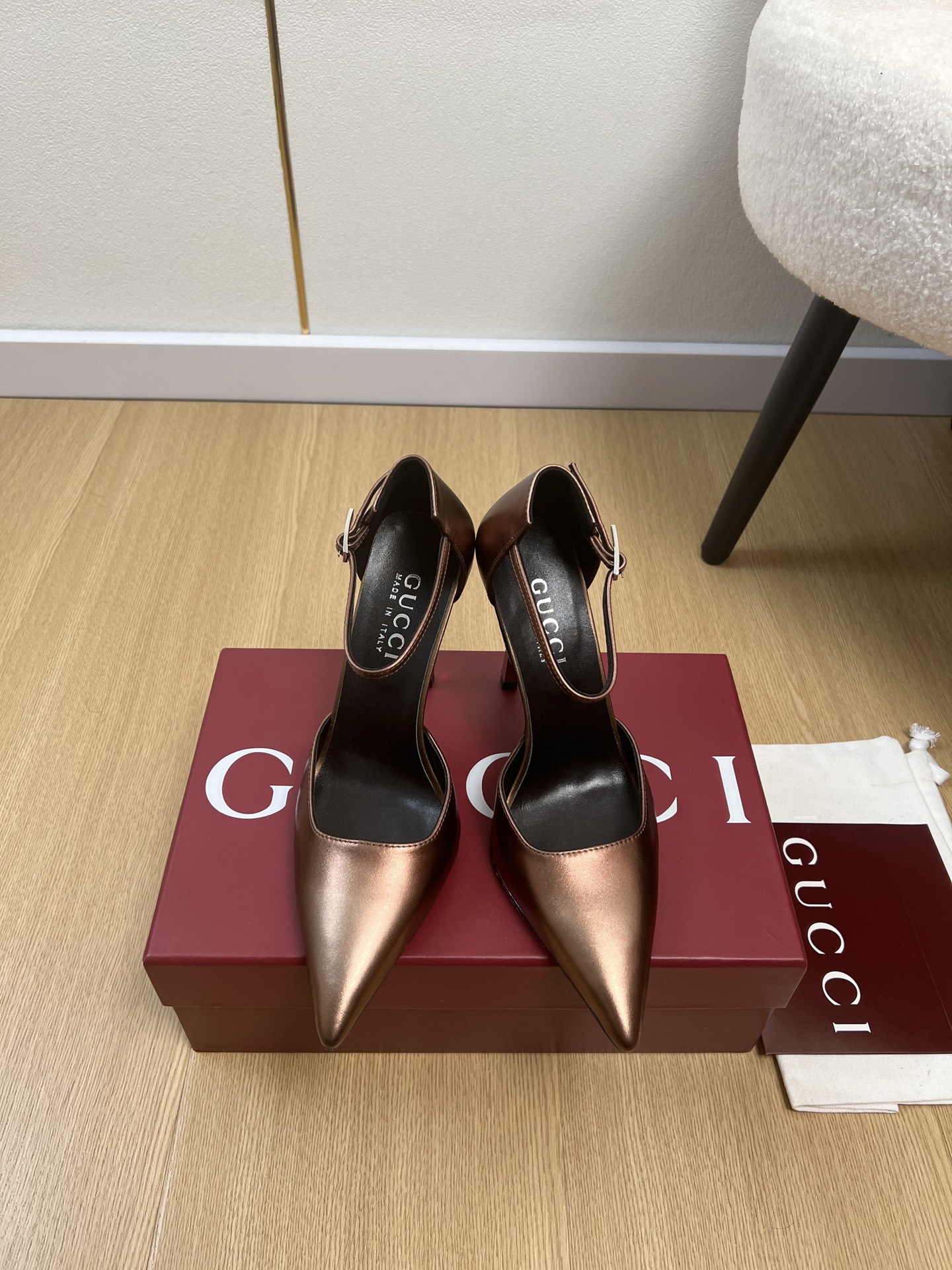 NO:784859,GUCCI Gucci | 2026 G Home 2026 Spring and Summer New Products The latest series of classic pointed toe high-heeled hollow sandals in the counter can be easily worn on any outfit. The design is simple and the diversified basic models are not seemingly simple, but in fact add many tedious and necessary details. It is a very cute outfit whether at home or out. [Seduce] Thick sole, full toe, wide design, very very comfortable, both sporty and casual business& Upper Original customized metal cowhide lining  Sheepskin lining outsole Italian imported genuine leather outsole Heel height 5.5cm/8.5cm/11cm Size 35-42 (40.41.42 customized non-returnable), high heels and sandals, gucci, gucci, gucci, sandals, high heels, cowhide, sheepskin, Leather soles19860909GUCCI 古驰 | 2026 G家2026春夏新品 专柜最新经典尖头高跟中空凉鞋系列 上脚轻松驾驭任何服饰.设计简约、选择多样化的基础款,而非看似简单,实则添加许多繁琐必要的细节.无论是居家还是外出都是非常可爱的穿搭[勾引]厚底,鞋头饱满,宽版设计,非常非常舒适,既运动,又可以休闲商务& 鞋面 原版定制金属牛皮 内里 羊皮内里 大底 意大利进口真皮大底 跟高 5.5cm/8.5cm/11cm 码数 35-42（40.41.42定制不退换）,高跟鞋凉鞋,gucci,gucci,gucci,sandals,high heels,cowhide,sheepskin,Leather soles,Women's Shoes
