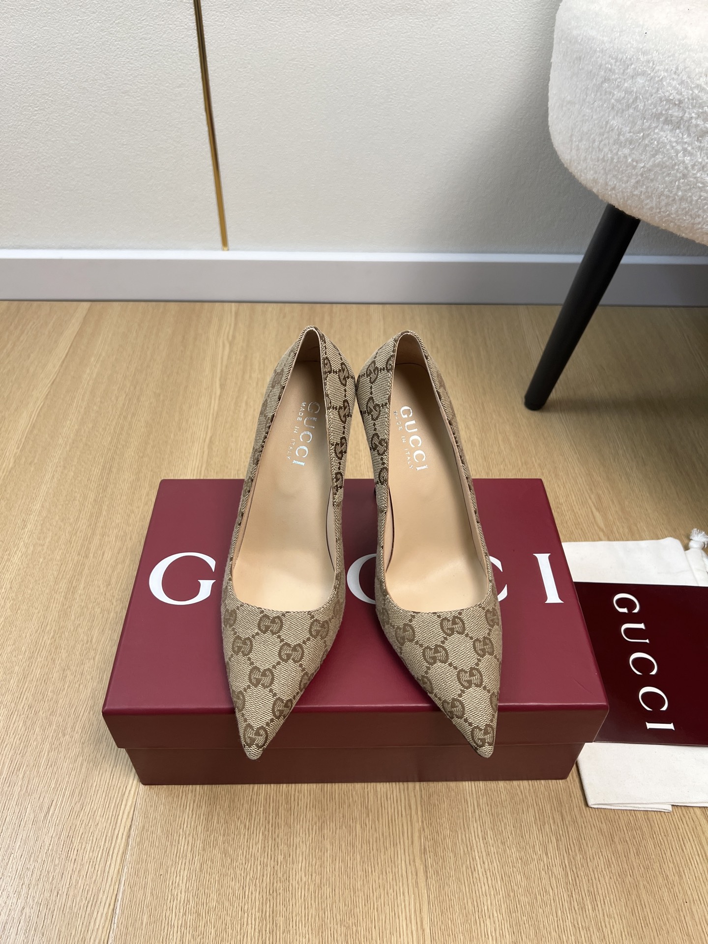 NO:784848,GUCCI Gucci | 2026 G Home 2026 Spring and Summer New Products The latest classic point-toe high-heeled shoes series in the counter can be easily worn in any outfit. The design is simple and the diversified basic models are not seemingly simple, but in fact add many tedious and necessary details. It is a very cute outfit whether at home or out. [Seduce] Thick sole, full toe box, wide design, very very comfortable, both sporty and casual business& Upper Original cowhide/customized GG cloth lining  Sheepskin lining outsole Italian imported genuine leather outsole Heel height 5.5cm/8.5cm/11cm Size 35-42 (40.41.42 customized non-returnable), high-heeled shoes, gucci, gucci, gucci, high heels, cowhide, sheepskin, Leather soles19860909GUCCI 古驰 | 2026 G家2026春夏新品 专柜最新经典尖头高跟单鞋系列 上脚轻松驾驭任何服饰.设计简约、选择多样化的基础款,而非看似简单,实则添加许多繁琐必要的细节.无论是居家还是外出都是非常可爱的穿搭[勾引]厚底,鞋头饱满,宽版设计,非常非常舒适,既运动,又可以休闲商务& 鞋面 原版牛皮/定制GG布 内里 羊皮内里 大底 意大利进口真皮大底 跟高 5.5cm/8.5cm/11cm 码数 35-42（40.41.42定制不退换）,高跟鞋单鞋,gucci,gucci,gucci,high heels,cowhide,sheepskin,Leather soles,Women's Shoes
