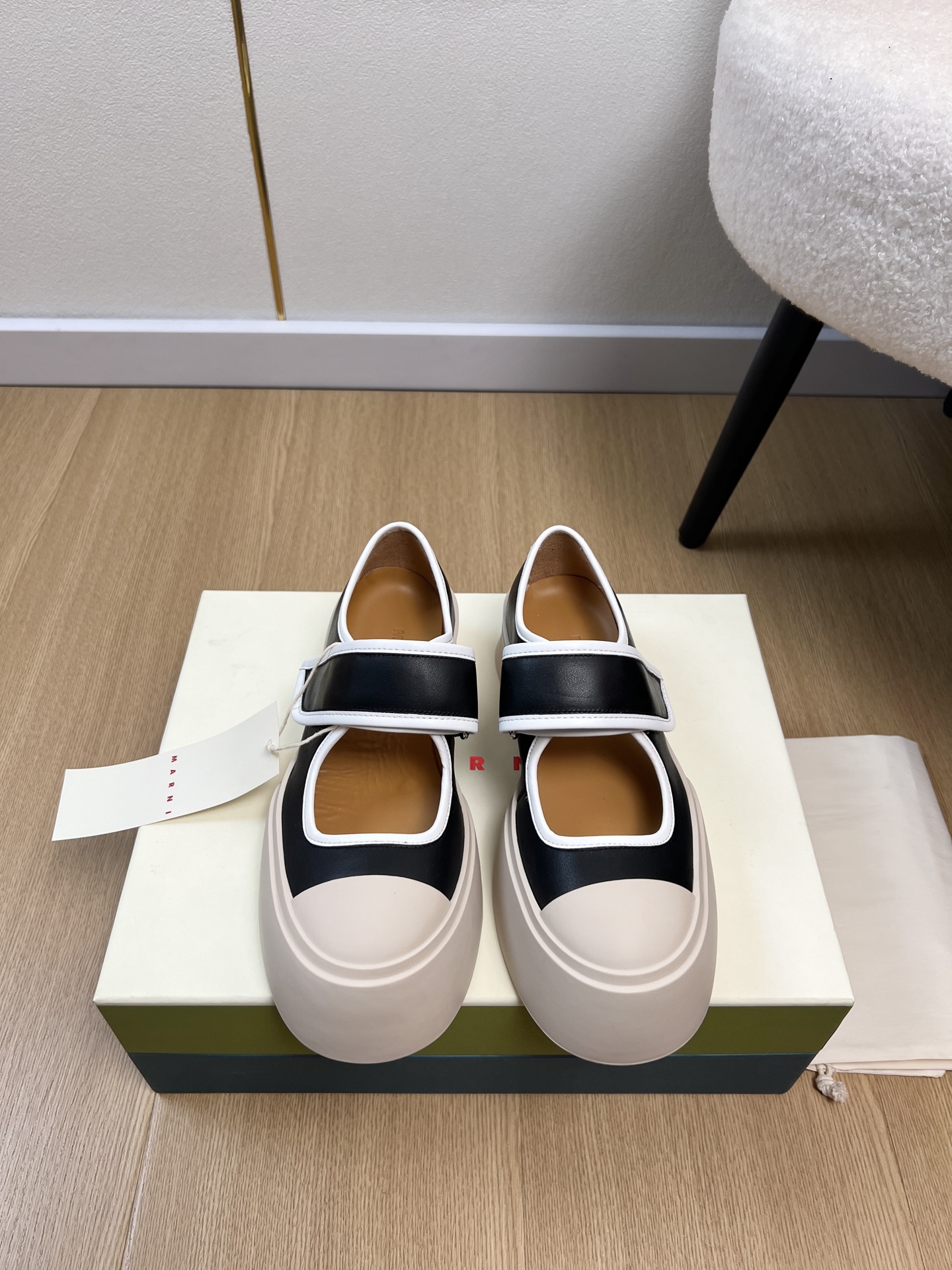 NO:786351,High version MARNI Mani | 2026 2026 spring and summer new products Counter new retro large-toe thick-soled Velcro Mary Jane shoes series Paris International Fashion Week catwalk style, purchasing agent version, all Internet celebrities wear it, Song Zuer, Zhao Lusi, Huo Lusi  Show off... MARNI thick soles with big toes, super cute, light and not tiring, with built-in heightening effect, instantly increase height by 4cm, elongate leg lines, make you look slimmer and taller, can be sweet or salty on the feet, a must-have for young ladies... Upper original custom cowhide lining cowhide lining outsole original molded two-color non-slip combined sole Heel height 3.5cm Size 35-40 (40 customizations are not returnable), Mary Jane, marni, mary  jane,cowhide19860909高版本MARNI 玛尼 | 2026  2026春夏新品 专柜新品复古大头厚底魔术贴玛丽珍单鞋系列 巴黎国际时装周走秀款,代购级版本,各网红明星都穿它,宋祖儿,赵露思,火 秀啦……MARNI厚底大大头,超级可爱,轻盈不累脚,自带增高效果,瞬间增高4cm,拉长腿部线条,显瘦显高,上脚可甜可盐,小姐姐必备神器…… 鞋面 原版定制牛皮 内里 牛皮里 大底 原版开模双色防滑组合底 跟高3.5cm 码数 35-40（40定制不退换）,玛丽珍,marni,mary jane,cowhide,Women's Shoes
