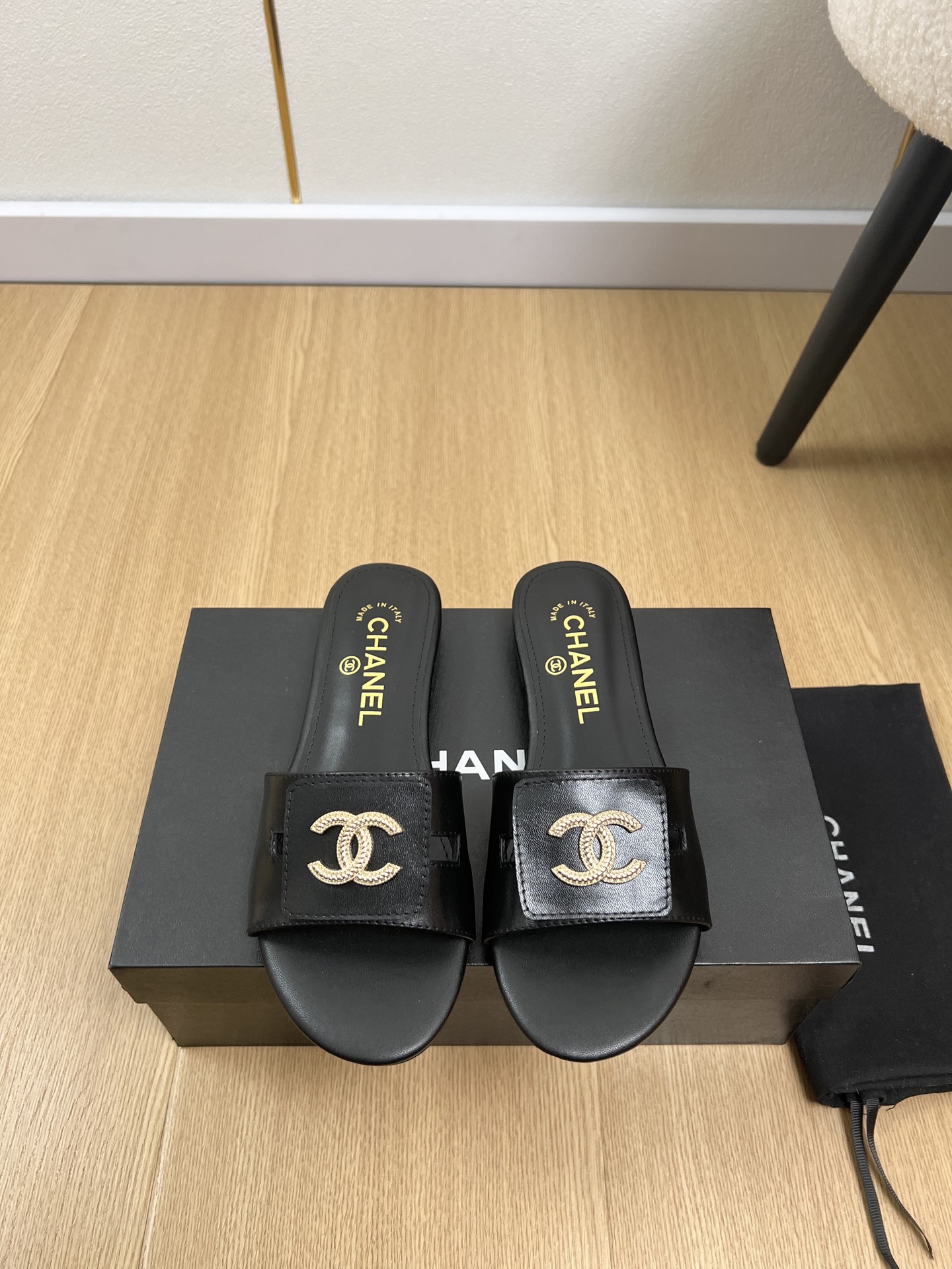 NO:786345,CHANEL Chanel | 2026 Xiaoxiang 2026 spring and summer new products, new double C buckle flat slippers series in the counter, love at first sight, Xiaohongshu highly recommends sandals, they look good no matter how you match them, a must-have for fashion, Ms. Xiaoxiang loves simple and irresistible styles/matching to show a unique style, free mix and match to shine and follow the fashionable pace of Grandma Xiang!  !  !  Enlarge the exquisite details to see the original molded hardware buckle. The top version is made at purchasing level and benefits for small people. Thick sole, heightening and super slimming. This year's must-have fashion item for little fairies [celebration]. Upper: Original imported sheepskin. Lining. Imported sheepskin outsole. Italian imported genuine leather outsole. Bottom height: 1.5cm.  35-41 (40.41 customization is non-refundable), slippers, chanel, chanel, slippers, sheepskin, Leather soles19860909CHANEL香奈儿 | 2026  小香2026春夏新品 专柜新款双C扣平底拖鞋系列 一见钟情 小红书力推款凉拖鞋,怎么搭配都好看,时髦精必备,小香女士钟爱简约又难以抗拒系/搭配展现与众不同的穿搭风格、自由混搭闪耀到位跟紧香奶奶时尚步伐！！！精致细节放大看原版开模五金扣 顶级版本代购级别打造&小个子的福利 厚底 增高 超级显瘦 今年小仙女♀必备时尚单品[庆祝] 鞋面 原版进口羊皮 内里 进口羊皮 大底 意大利进口真皮大底 底高 1.5cm 码数 35-41（40.41定制不退换）,拖鞋,chanel,chanel,slippers,sheepskin,Leather soles,Women's Shoes