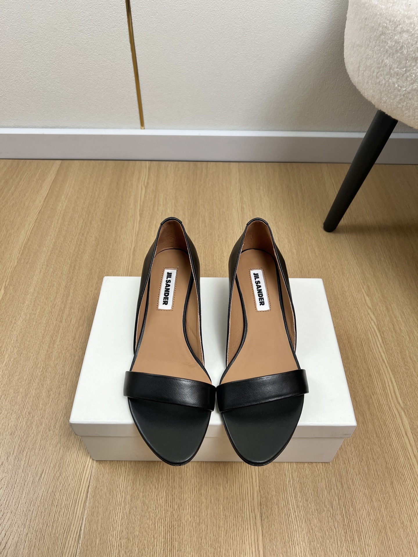 NO:786342,JiL Sander (Jil Sander) | 2026 JS 2026 spring and summer new products, the popular retro-style small wedge heel strap open toe sandals series at the counter. This series is really amazing. How can it be so beautiful!  The whole series of tones gives people a soft and stable atmosphere. The chubby cylindrical straps are sponge-filled and full and delicate, not constricting the feet. Comfortable and cute. Fashionable and practical. It is a must-have item for fashionistas when going out. Upper: Original customized calfskin. Lining. Imported sheepskin outsole. Original imported genuine leather outsole. Heel height: 4cm. Size: 35-40 (40.41 can be customized and cannot be returned), sandals, jil  sander,sandals,cowhide,sheepskin,Leather soles19860909JiL Sander（吉尔·桑达）| 2026 JS 2026春夏新品 专柜爆款复古风小坡跟一字带露趾凉鞋系列 这一系列这真的是绝了 怎么会这么美！整个系列色调都给人柔和安稳的氛围胖乎乎圆柱带子是海绵体填充饱满细腻不勒脚舒服又可爱 时髦度与实穿度并存,时尚达人们出街必备单品 鞋面 原版定制小牛皮 内里 进口羊皮 大底 原版进口真皮大底 跟高 4cm 码数 35-40（40.41可定制不退换）,凉鞋,jil sander,sandals,cowhide,sheepskin,Leather soles,Women's Shoes