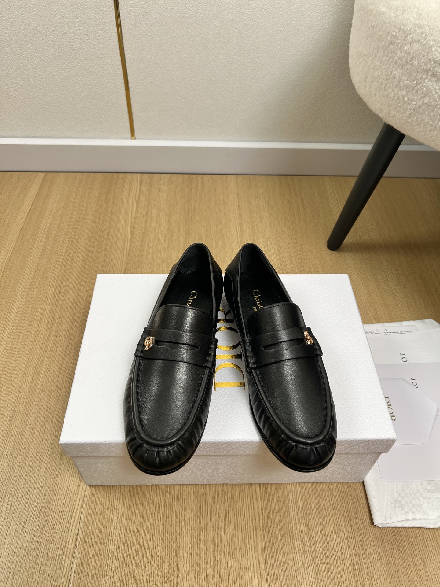 NO:786339,High version Dior Dior | 2026 D home 2026 spring and summer new products. The latest hot style slip-on loafer small leather shoes series in the counter. Original purchase, development and production. This Dior loafer is carefully made of black smooth cow leather. The front letter plate is decorated with a gold tone Christian Dior Paris logo. Paired with a genuine leather injection outsole, it can add classic style to various casual looks. The upper is original cowhide/wrinkled patent leather/cow leather and the lining is sheepskin.  Outsole Imported from Italy, injection molded genuine leather outsole, high heel, flat sole, size 35-41 (40.41 customized), loafers, dior, dior, dior, loafers, cowhide, sheepskin, Leather soles19860909高版本 Dior迪奥 | 2026 D家2026春夏新品 专柜最新爆款一脚蹬乐福小皮鞋系列 原版购入开发做货这款迪奥乐福鞋采用黑色光面牛皮革精心制作,正面字母标牌饰以金色调Christian Dior Paris标志.搭配真皮注塑大底可为各式休闲造型增添经典风格. 鞋面原版牛皮/皱漆皮/牛猄 内里羊皮 大底意大利进口注塑真皮大底 跟高平底 码数35-41（40.41定制）,乐福鞋,dior,dior,dior,loafers,cowhide,sheepskin,Leather soles,Women's Shoes