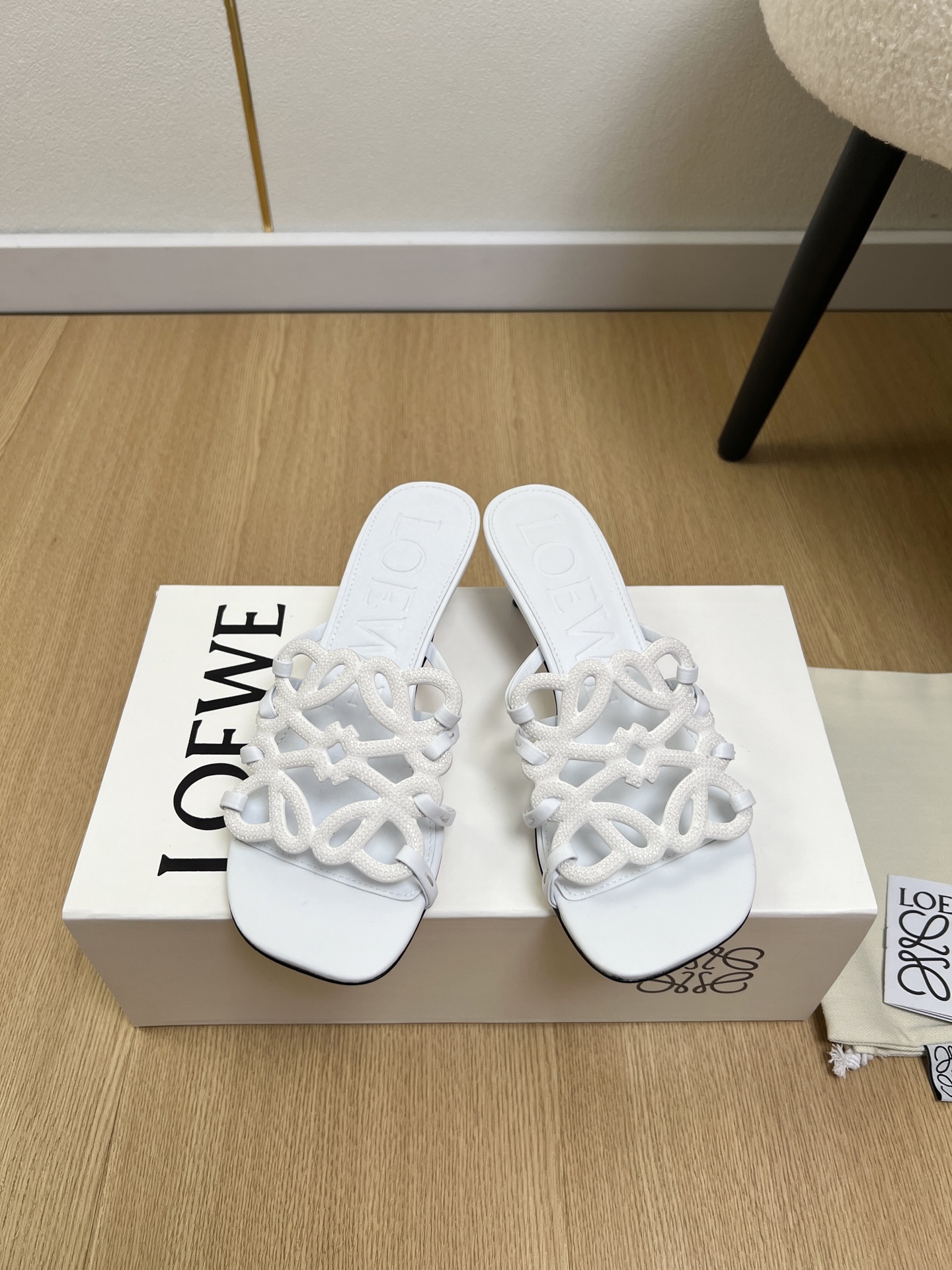NO:816982,LOEVE | 2026 New products for spring and summer 2026. The latest series of flat-soled mid-heeled slippers with hollow rhinestones in the counter. A popular slipper recommended by Xiaohongshu. Super cute. A must-have style that fashionistas must not miss. It has no complicated decorations and a great vintage feel. Pure and minimalist, neat and poetic. Super versatile upper. Original imported cowhide. Lining. Sheepskin outsole.  Original open mold injection molded leather outsole Heel height Flat bottom/4.5cm Size 35-42 (customized at 40.41.42) Flat mid-heel, slippers, loewe, loewe, slippers, cowhide, sheepskin, Leather soles19860909LOEVE 罗意威 | 2026  2026春夏新品 专柜最新爆镂空水钻平底中跟拖鞋系列 小红书力推爆款的一款拖鞋 超级可爱 时髦精绝对不能错过的必入款,没有任何繁杂装饰,质感极好的vintage感,纯粹和极简做得利落又诗意 超级百搭款 鞋面 原版进口牛皮 内里 羊皮 大底 原版开模注塑真皮大底  跟高 平底/4.5cm 码数 35-42（40.41.42定制） 平底 中跟,拖鞋,loewe,loewe,slippers,cowhide,sheepskin,Leather soles,Women's Shoes