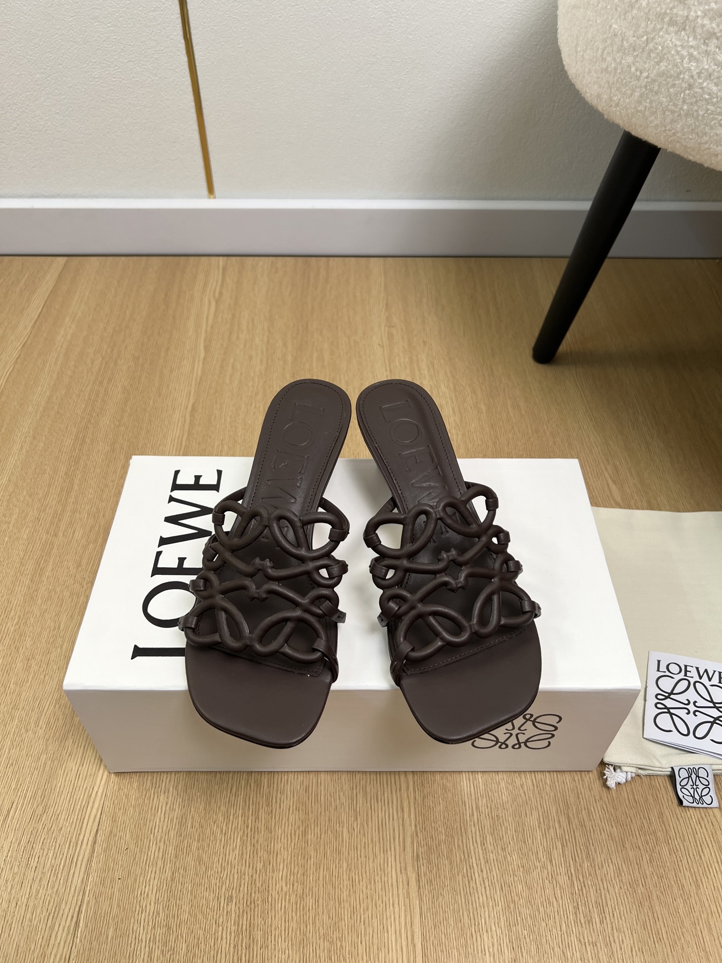 NO:816990,LOEVE | 2026 2026 spring and summer new products. The latest series of hollow flat-soled mid-heeled slippers in the counter. A popular slipper recommended by Xiaohongshu. Super cute. A must-have style that fashionistas must not miss. There is no complicated decoration. It has an excellent vintage feel. Pure and minimalist. It is neat and poetic. Super versatile. Upper. Original imported cowhide. Lining. Sheepskin outsole.  Original open mold injection molded leather outsole Heel height Flat bottom/4.5cm Size 35-42 (customized at 40.41.42) Flat mid-heel, slippers, loewe, loewe, slippers, cowhide, sheepskin, Leather soles19860909LOEVE 罗意威 | 2026  2026春夏新品 专柜最新爆镂空平底中跟拖鞋系列 小红书力推爆款的一款拖鞋 超级可爱 时髦精绝对不能错过的必入款,没有任何繁杂装饰,质感极好的vintage感,纯粹和极简做得利落又诗意 超级百搭款 鞋面 原版进口牛皮 内里 羊皮 大底 原版开模注塑真皮大底  跟高 平底/4.5cm 码数 35-42（40.41.42定制） 平底 中跟,拖鞋,loewe,loewe,slippers,cowhide,sheepskin,Leather soles,Women's Shoes
