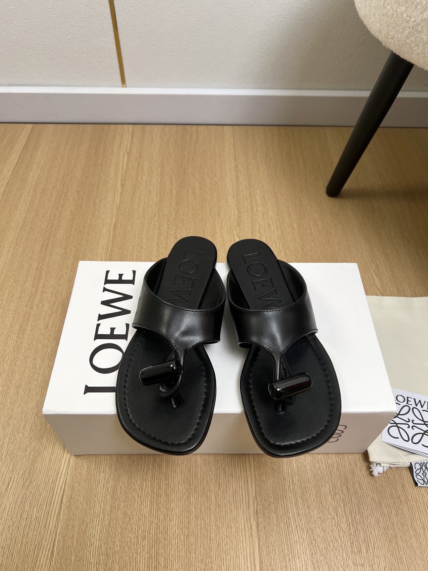 NO:816975,LOEVE Luo Yiwei | 2026 2026 spring and summer new products, the latest hot-selling series of flat-soled high-heeled thong flip-flops at the counter, a popular slipper recommended by Xiaohongshu  LOEWE's leather sandals are made of high-quality calfskin, with a delicate texture and durability. The classic thong + wide ankle strap design is comfortable and fit, exquisite and full of details. The feet are embossed with the brand, which is low-key and recognizable. The flat-bottom design is suitable for daily wear or vacation, and it looks great with casual wear!  Super cute. A must-have item that fashionistas must not miss. No complicated decorations. Excellent vintage feel. Pure and minimalist. Clean and poetic. Super versatile. Upper. Original imported calfskin. Lining. Sheepskin outsole. Original genuine leather outsole. Heel height. Flat bottom/9cm. Size: 35-42 (customized at 40.41.42). Flat bottom.  High heels, split toe shoes, loewe, loewe, sandals, high heels, slippers, cowhide, sheepskin, Leather soles19860909LOEVE 罗意威 | 2026  2026春夏新品 专柜最新爆平底高跟夹趾人字拖鞋系列 小红书力推爆款的一款拖鞋 LOEWE这款皮革凉鞋,采用优质小牛皮,质感细腻又耐用.经典夹趾+宽脚踝绑带设计,舒适贴合,精致,细节满分.垫脚有品牌压纹,低调又有辨识度.平底设计,日常穿或度假都很合适,搭配休闲服饰超有范儿！超级可爱 时髦精绝对不能错过的必入款,没有任何繁杂装饰,质感极好的vintage感,纯粹和极简做得利落又诗意 超级百搭款 鞋面 原版进口小牛皮 内里 羊皮 大底 原版真皮大底  跟高 平底/9cm 码数 35-42（40.41.42定制） 平底 高跟,分趾鞋高跟鞋,loewe,loewe,sandals,high heels,slippers,cowhide,sheepskin,Leather soles,Women's Shoes