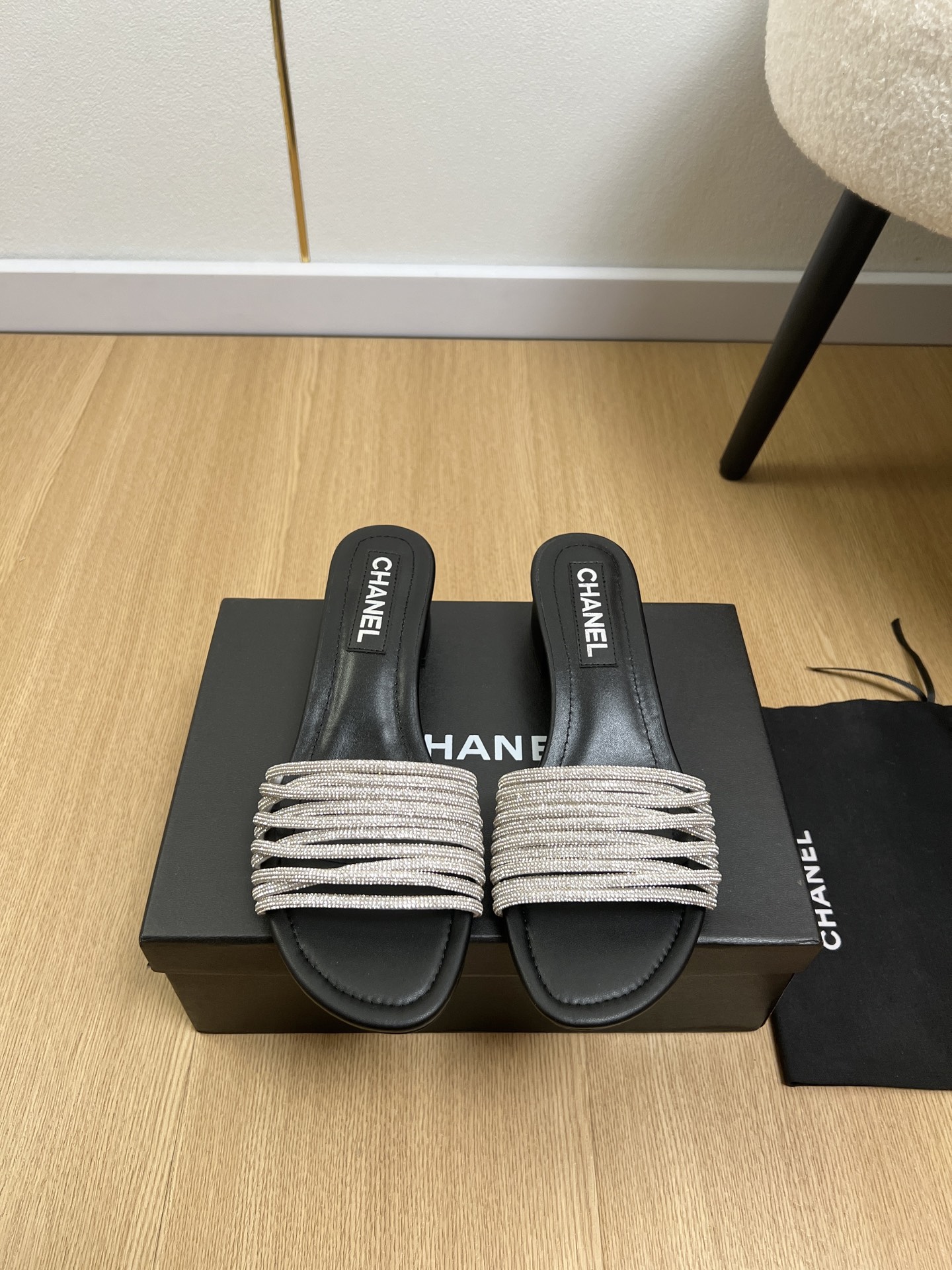 NO:816968,CHANEL Chanel | 2026 Xiaoxiang's 2026 spring and summer new products, the counter's new series of double C diamond strap thick heel slippers, love at first sight, Xiaohongshu highly recommends sandals, they look good no matter how you match them, a must-have for fashion, Ms. Xiaoxiang loves simple and irresistible styles/matching to show a unique style, free mix and match to shine and follow the fashionable steps of Grandma Xiang!  !  !  Enlarge the exquisite details to see the original molded hardware buckle. The top version is made at the purchasing level and benefits for small people. Thick sole. Increases height. Super slim. Must-have fashion item for little fairies this year [celebration]. Upper. Original imported fabric. Lining. Imported sheepskin outsole. Italian imported genuine leather outsole. Sole height 4cm. Size 35-41 (40.41 customization is non-refundable). Slippers, chanel, chanel, slippers, sheepskin, Leather.  soles19860909CHANEL香奈儿 | 2026  小香2026春夏新品 专柜新款双C钻带粗跟拖鞋系列 一见钟情 小红书力推款凉拖鞋,怎么搭配都好看,时髦精必备,小香女士钟爱简约又难以抗拒系/搭配展现与众不同的穿搭风格、自由混搭闪耀到位跟紧香奶奶时尚步伐！！！精致细节放大看原版开模五金扣 顶级版本代购级别打造&小个子的福利 厚底 增高 超级显瘦 今年小仙女♀必备时尚单品[庆祝] 鞋面 原版进口面料 内里 进口羊皮 大底 意大利进口真皮大底 底高 4cm 码数 35-41（40.41定制不退换）,拖鞋,chanel,chanel,slippers,sheepskin,Leather soles,Women's Shoes