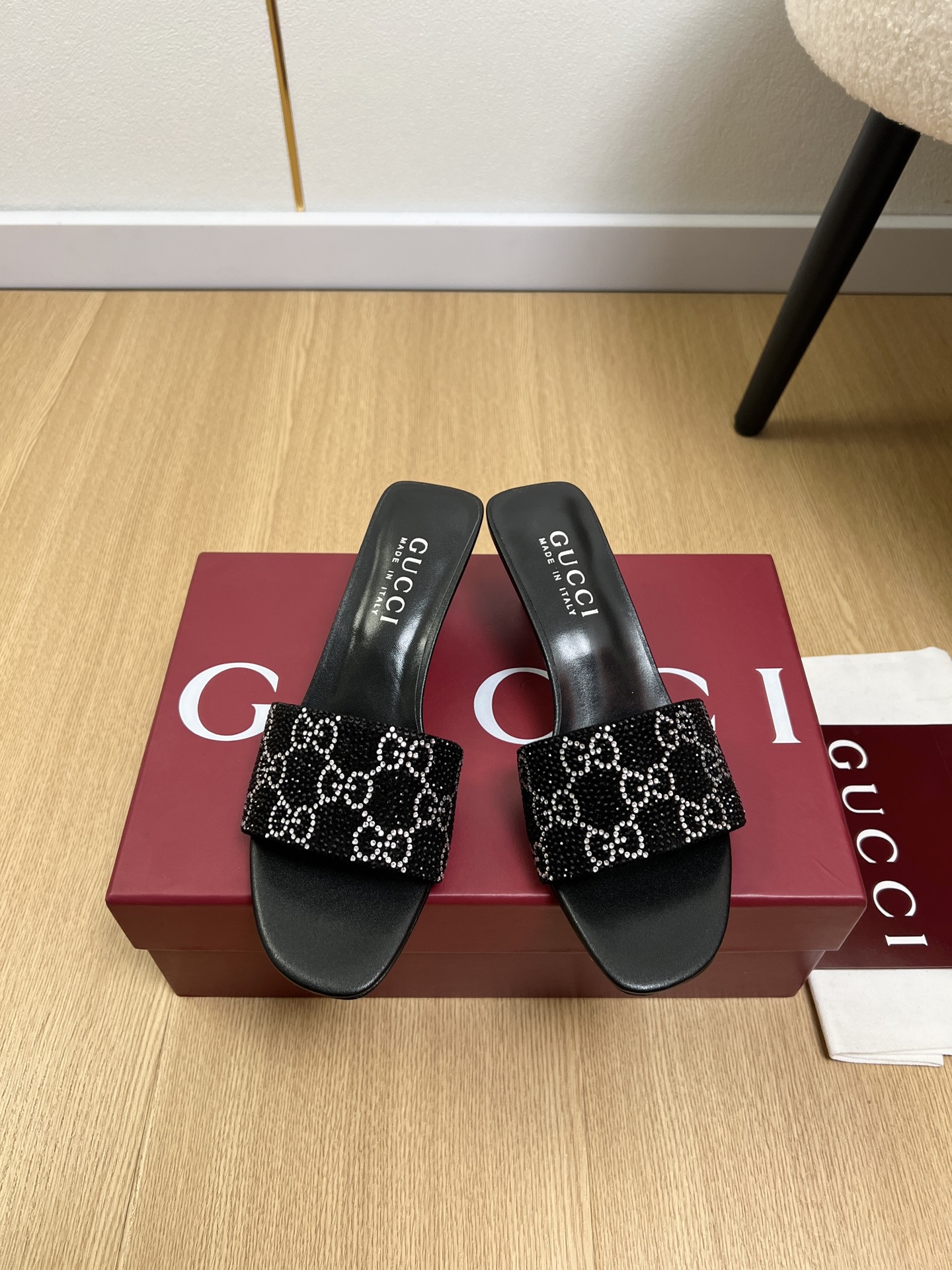 NO:816961,GUCCI Gucci | 2026 G Home 2026 Spring and Summer New Products The latest classic GG embossed metal high-heeled slippers series in the counter can be easily worn on any outfit. The design is simple and the diversified basic models are not seemingly simple, but in fact add many tedious and necessary details. It is a very cute outfit whether at home or out. [Seduce] Thick sole, full toe, wide design, very comfortable, both sporty and casual business & upper  Original cowhide/customized GG cloth/velvet lining, sheepskin lining, outsole, genuine leather outsole imported from Italy, heel height 5.5cm/8.5cm/11cm, size 35-42 (40.41.42 customized, non-returnable) diamond surface, high heels and slippers, gucci, gucci, gucci, high heels, slippers, cowhide, sheepskin, Leather soles19860909GUCCI 古驰 | 2026 G家2026春夏新品 专柜最新经典GG压花金属高跟拖鞋系列 上脚轻松驾驭任何服饰.设计简约、选择多样化的基础款,而非看似简单,实则添加许多繁琐必要的细节.无论是居家还是外出都是非常可爱的穿搭[勾引]厚底,鞋头饱满,宽版设计,非常非常舒适,既运动,又可以休闲商务& 鞋面 原版牛皮/定制GG布/丝绒 内里 羊皮内里 大底 意大利进口真皮大底 跟高 5.5cm/8.5cm/11cm 码数 35-42（40.41.42定制不退换）  钻面,高跟鞋拖鞋,gucci,gucci,gucci,high heels,slippers,cowhide,sheepskin,Leather soles,Women's Shoes