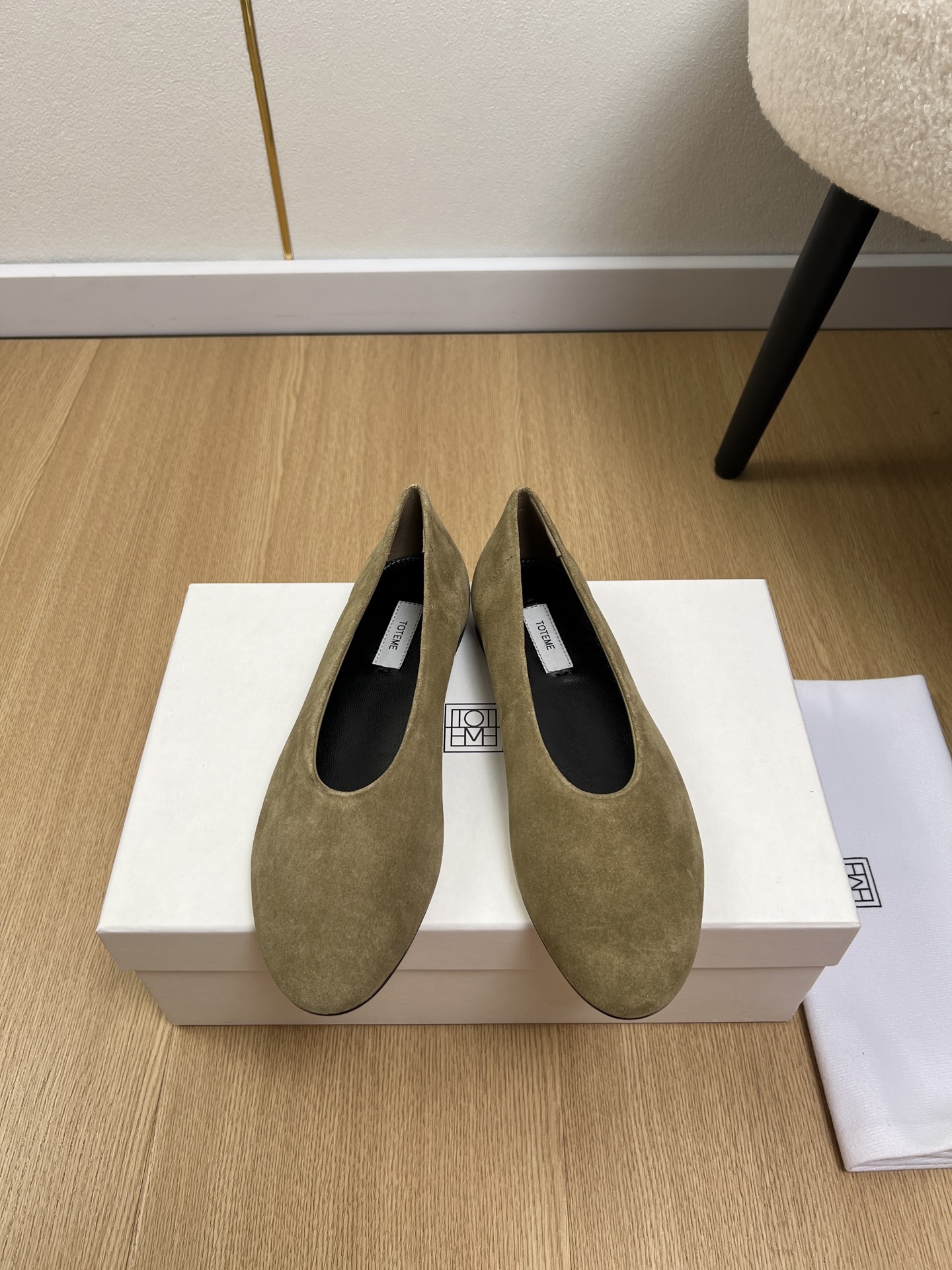 NO:816950,Toteme | 2026 2026 Spring and Summer New Products The latest hot style minimalist style round-toe ballet shoes and flat shoes series in the counter. I fell in love with this shoe when I first saw it. It has a retro flavor and looks good with any combination! All the major Internet celebrity bloggers are wearing it. The whole shoe is very soft, easy to wear and does not rub the feet. Simple and versatile~  It is comfortable and soft to wear barefoot and close to the skin. You don’t have to worry about the feel of your feet. Good wear is a must. You can’t wear it without the feeling of wearing it on your feet. It is a style that you don’t want to take off. Those who have high requirements for foot feel close their eyes and wear it. Maybe they like freedom and casualness. These flat shoes are fashionable and versatile. The lines are smooth and the leather is delicate and soft. They have a sense of atmosphere. The square toe shows long legs and has a low-key sense of luxury. Simple and extraordinary~ Customized butter leather/cow suede upper, sheepskin lining, outsole, Italian leather outsole  High sole, flat sole, size 35-40 (40 customized), single shoes, flats, sheepskin, Leather soles19860909Toteme | 2026 2026春夏新品 专柜最新爆款极简风圆头芭蕾舞鞋平底单鞋系列 第一眼看到这个鞋子就爱上了,带点复古味随意搭配都好看!各大网红博主都在穿它,整个鞋子非常柔软,好穿不磨脚.简约百搭款~ 上脚裸穿舒适柔软亲肤,脚感方面完全不可担心,好穿是必须的,穿若无穿的上脚体验,穿上就不想脱的款,对脚感要求高的闭眼入它, 也许是喜欢自在与随意这款平底鞋 时髦百搭 线条流畅 皮质细腻柔软 很有氛围感方头显腿长低调的高级感拉满 简而不凡～ 鞋面定制牛油皮/牛反绒 内里羊皮里 大底意大利真皮大底 底高平底 码数35-40（40定制）,单鞋,flats,sheepskin,Leather soles,Women's Shoes