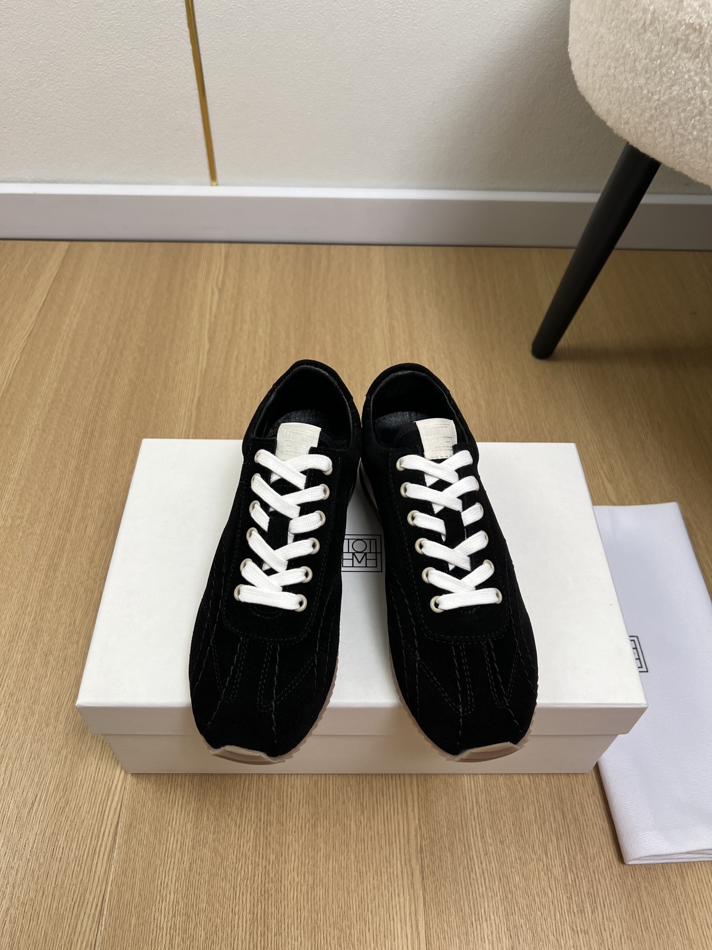 NO:816945,Toteme | 2026 2026 Spring and Summer New Products The latest popular retro De Xun Forrest Gump lace-up casual sports shoes series in the counter. I fell in love with this shoe at first sight. It has a retro flavor and looks good with any combination! All the major Internet celebrity bloggers are wearing it. The whole shoe is very soft, easy to wear and does not rub the feet. Simple and versatile~  It is comfortable and soft to wear on the bare feet and is close to the skin. There is no need to worry about the feel of the feet. Good wear is a must. If you wear it without wearing it, you will not want to take it off. Those who have high requirements for foot feel can close their eyes and wear it. Maybe they like freedom and casualness. These flat shoes are fashionable and versatile. The lines are smooth. The leather is delicate and soft. It has a sense of atmosphere. The square toe shows long legs and has a low-key sense of luxury. Simple and extraordinary~ Customized cow suede upper, sheepskin lining, original open-molded anti-slip outsole.  Bottom height 1.5cm, size 35-40 (40 customized), casual shoes/sports shoes, flats, sneakers, sheepskin19860909Toteme | 2026 2026春夏新品 专柜最新爆款复古德训阿甘鞋系带休闲运动鞋系列 第一眼看到这个鞋子就爱上了,带点复古味随意搭配都好看!各大网红博主都在穿它,整个鞋子非常柔软,好穿不磨脚.简约百搭款~ 上脚裸穿舒适柔软亲肤,脚感方面完全不可担心,好穿是必须的,穿若无穿的上脚体验,穿上就不想脱的款,对脚感要求高的闭眼入它, 也许是喜欢自在与随意这款平底鞋 时髦百搭 线条流畅 皮质细腻柔软 很有氛围感方头显腿长低调的高级感拉满 简而不凡～ 鞋面定制牛反绒 内里羊皮里 大底原版开模防滑大底 底高1.5cm 码数35-40（40定制）,休闲鞋/运动鞋,flats,sneakers,sheepskin,Women's Shoes