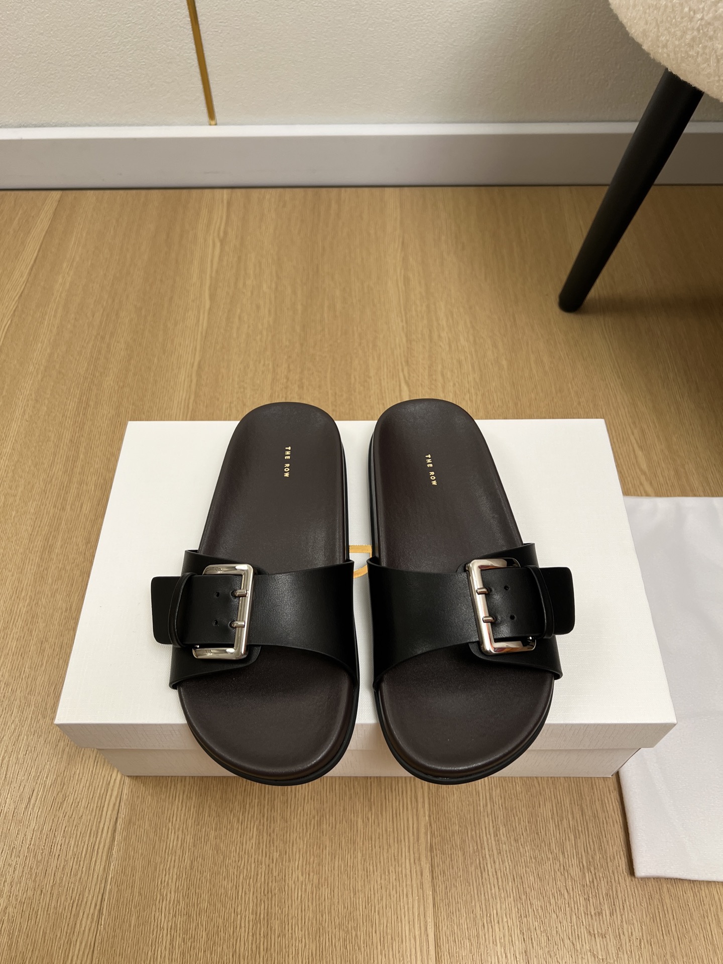 NO:816940,The row | 2026 2026 spring and summer new products. The latest popular belt buckle beach sandals and slippers series in the counter. I fell in love with this shoe when I first saw it. It has a retro flavor and looks good with any combination! All the major Internet celebrity bloggers are wearing it. The whole shoe is very soft, easy to wear and does not rub the feet. Simple and versatile ~  It is comfortable and soft to wear barefoot and close to the skin. You don’t have to worry about the feel of your feet. Good wear is a must. You can’t wear it without the feeling of wearing it on your feet. It is a style that you don’t want to take off. Those who have high requirements for foot feel close their eyes and wear it. Maybe they like freedom and casualness. TheRow’s flat shoes are fashionable and versatile. The lines are smooth. The leather is delicate and soft. It has a sense of atmosphere. The square toe shows long legs and has a low-key sense of luxury. Simple and extraordinary~ Imported lambskin upper, sheepskin lining, outsole, original molded rubber outsole  High sole, flat sole, size 35-40 (40 customized), slippers, flats, slippers, sheepskin19860909The row | 2026 2026春夏新品 专柜最新爆款皮带扣沙滩凉拖鞋系列 第一眼看到这个鞋子就爱上了,带点复古味随意搭配都好看!各大网红博主都在穿它,整个鞋子非常柔软,好穿不磨脚.简约百搭款~ 上脚裸穿舒适柔软亲肤,脚感方面完全不可担心,好穿是必须的,穿若无穿的上脚体验,穿上就不想脱的款,对脚感要求高的闭眼入它, 也许是喜欢自在与随意 TheRow这款平底鞋 时髦百搭 线条流畅 皮质细腻柔软 很有氛围感方头显腿长低调的高级感拉满 简而不凡～ 鞋面进口小羊皮 内里羊皮里 大底原版开模橡胶大底 底高平底 码数35-40（40定制）,拖鞋,flats,slippers,sheepskin,Women's Shoes