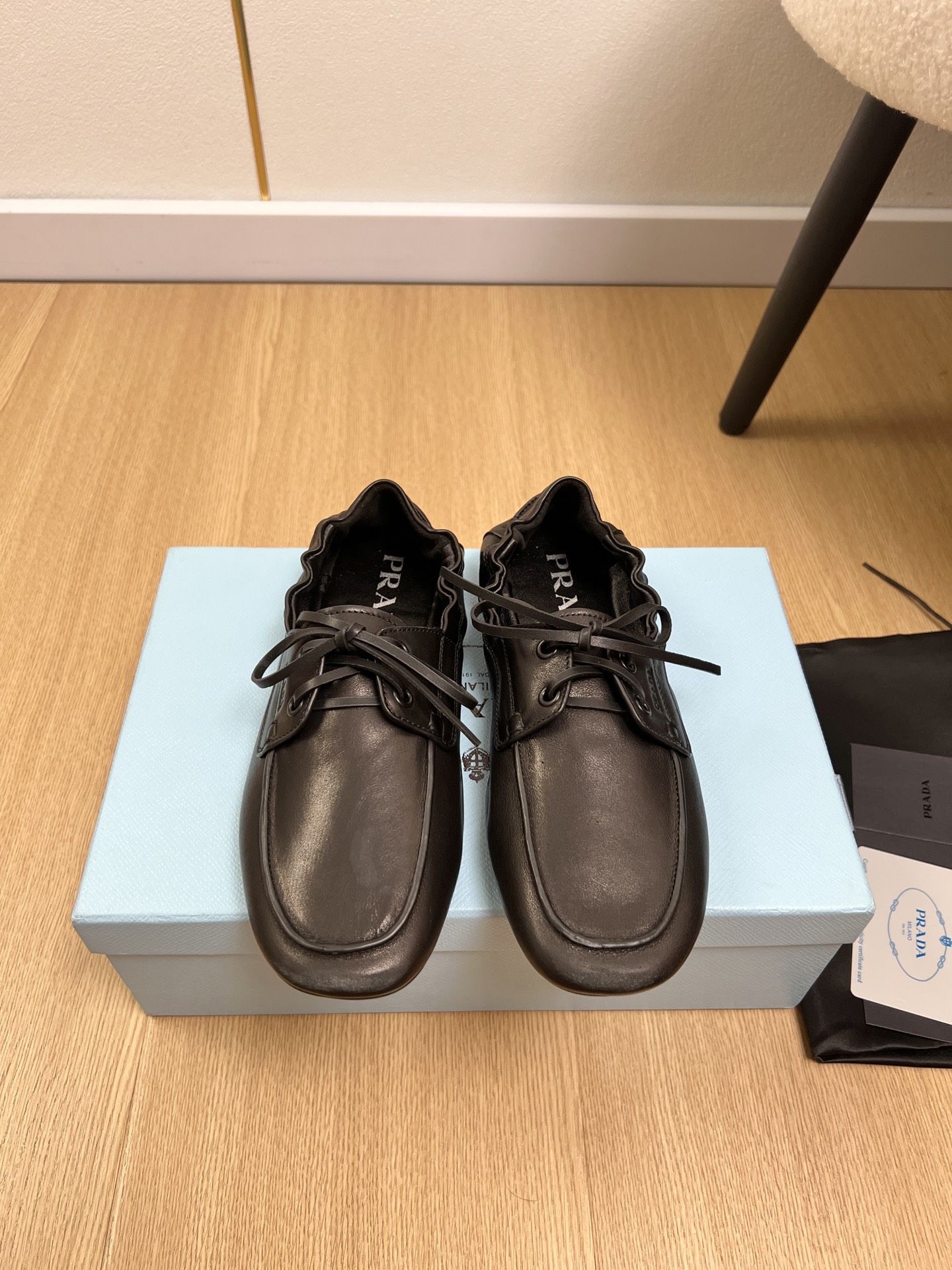 NO:819238,High version PRADA | 2026 P Home 2026 spring and summer new products. The latest popular distressed ballet dance shoes series in the counter~ Purchased from the original version to develop and make goods. These Prada sneakers are fashionable and simple, showing a full fusion of minimalist style and sports personality. Paired with classic cotton laces and lightweight rubber soles, the enamel-coated triangular metal logo adds a unique charm!  The shoes have a great style, the leather is soft and very comfortable, they are light on the feet, breathable and not stuffy, and the walking comfort is great, they are worth owning!  Upper original imported cowhide lining original customized sheepskin foot pads sheepskin outsole original molded non-slip outsole high heel flat size 35-40 (40 customized), loafers, prada, prada, loafers, sneakers, cowhide, sheepskin19860909高版本 PRADA 普拉达| 2026 P家2026春夏新品 专柜最新爆款做旧芭蕾舞跳舞鞋系列～ 原版购入开发做货这款普拉达运动鞋时尚简洁,展现出极简风格和运动个性的充分融合.搭配经典的棉质鞋带和轻便的橡胶鞋底,涂珐琅三角形金属徽标增添别具一格的魅力！鞋子鞋型韵味超赞,皮质柔软舒适度极高,上脚很轻便,透气不闷脚,走路舒适度都很赞,值得拥有！ 鞋面 原版进口牛皮 内里 原版定制羊皮 垫脚 羊皮 大底 原版开模防滑大底 跟高平底 码数 35-40（40定制）,乐福鞋,prada,prada,loafers,sneakers,cowhide,sheepskin,Women's Shoes
