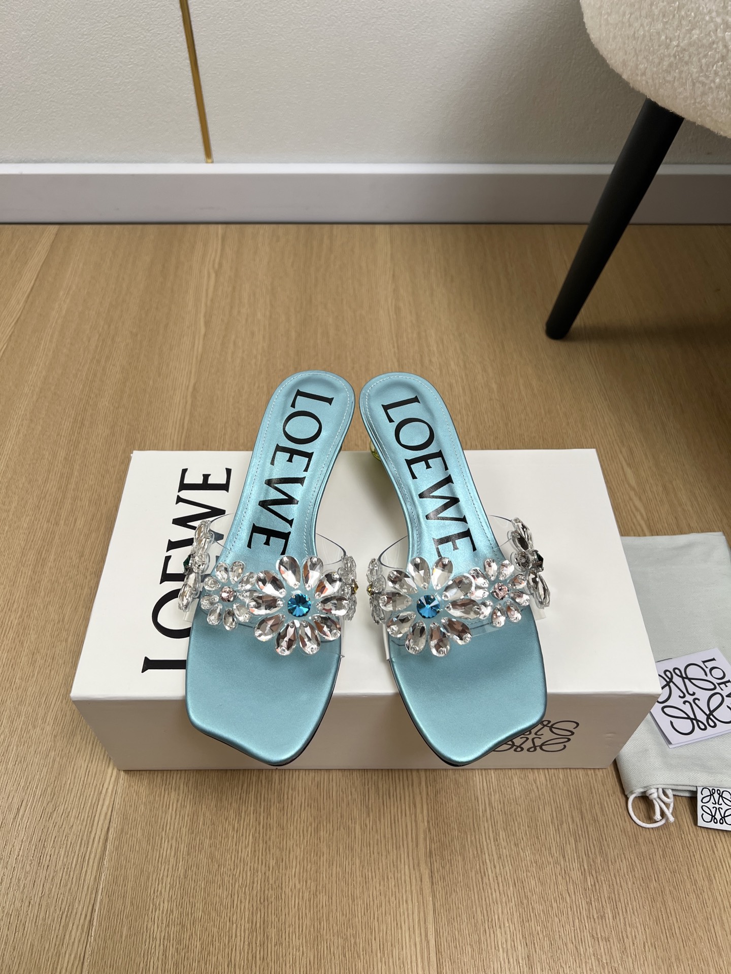 NO:819232,LOEVE | 2026 2026 Spring and Summer New Products The latest popular summer limited series of crystal flower-embellished high-heeled slippers in the counter. A popular slipper recommended by Xiaohongshu. Super cute. A must-have style that fashionistas must not miss. There is no complicated decoration. It has a great vintage feel. Pure and minimalist. It is neat and poetic. Super versatile. Upper. Original imported specific materials. Lining. Sheepskin outsole.  Genuine leather outsole imported from Italy, heel height 4.5cm, size 35-42 (customized at 40.41.42), high heels and slippers, loewe, loewe, high heels, slippers, sheepskin, Leather soles19860909LOEVE 罗意威 | 2026  2026春夏新品 专柜最新爆款夏日限定水晶花饰高跟拖鞋系列 小红书力推爆款的一款拖鞋 超级可爱 时髦精绝对不能错过的必入款,没有任何繁杂装饰,质感极好的vintage感,纯粹和极简做得利落又诗意 超级百搭款 鞋面 原版进口特定材料 内里 羊皮 大底 意大利进口真皮大底  跟高 4.5cm 码数 35-42（40.41.42定制）,高跟鞋拖鞋,loewe,loewe,high heels,slippers,sheepskin,Leather soles,Women's Shoes
