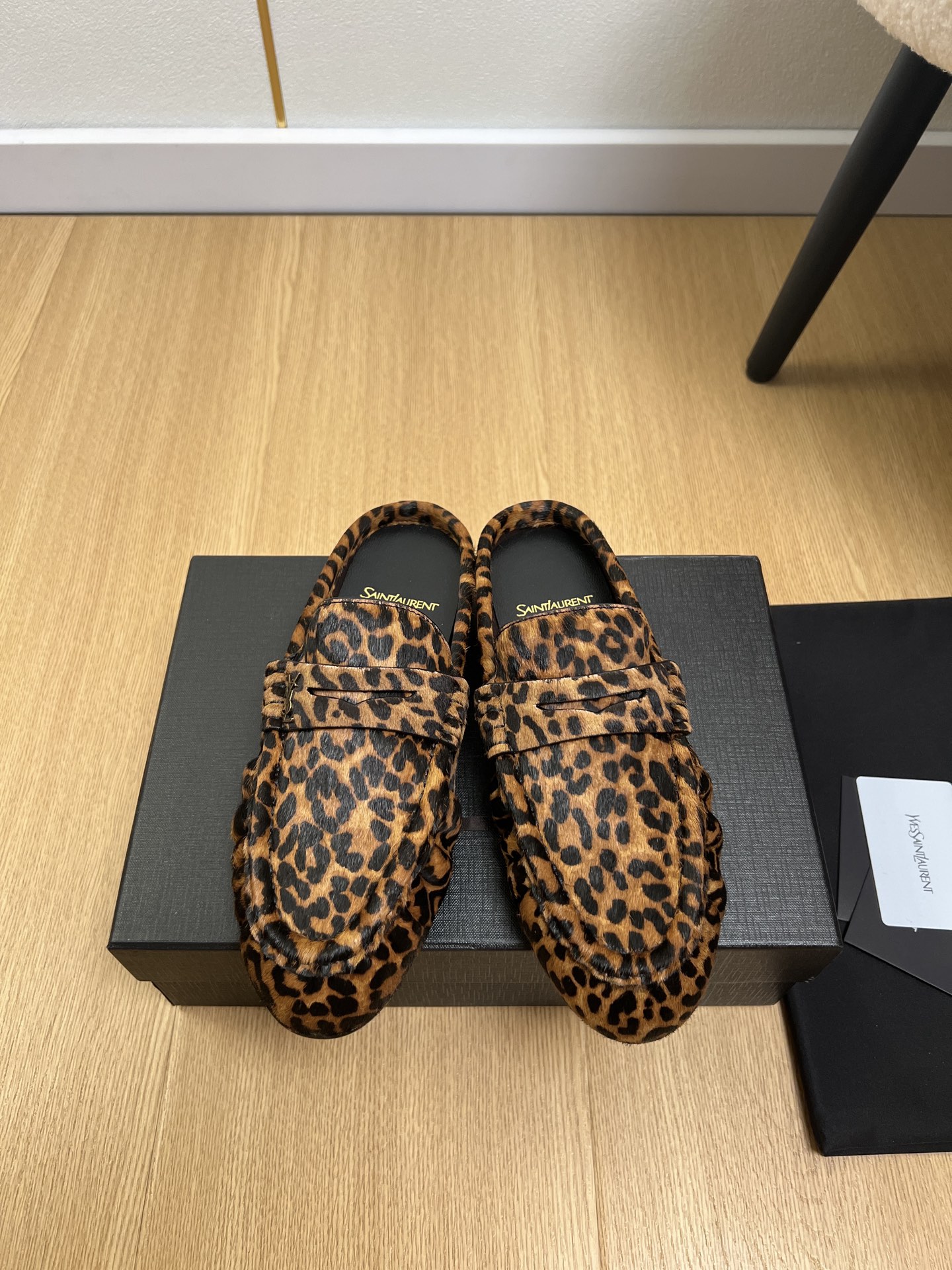 NO:819218,Upgraded version of high version SAINT LAURENT | 2026 YSL 2026 spring and summer new product counter new popular half-drag Loaf small leather shoes series Xiaohongshu strongly recommends the popular Loaf small leather shoes, no matter spring, summer or autumn and winter, a pair of white shoes can instantly light up the whole body. The matching small logo is very delicate and low-key, the leather is soft and does not rub the feet, and the bare feet if you choose the correct size are slightly loose  The socks fit just right, they are perfect, and they are very comfortable on the feet. They feel great on the feet, and whether you pair them with jeans, a small suit, or a skirt, they can be matched naturally. The upper is cowhide/cow patent leather/sheep leather. The lining is sheepskin. The outsole is genuine leather imported from Italy. The heel height is 1cm. The size is 35-41 (40.41 customization is non-refundable). Half-flop loafers, saint laurent, saint laurent, saint laurent, louis  vuitton,loafers,skirts,jeans,cowhide,sheepskin,sheep,leather soles,socks19860909升级版高版本SAINT LAURENT 圣罗兰 | 2026 YSL家2026春夏新品专柜新款爆款半拖乐福小皮鞋系列 小红书力推爆款乐福小皮鞋不管春夏还是秋冬,一双白鞋就可瞬间点亮全身的搭配小logo非常精致又低调,皮质柔软不磨脚,正码选的光脚穿略松 穿上袜子刚刚好简直完美到爆、而且上脚效果非常舒服,脚感很棒,而且无论你搭配牛仔裤,小西服,裙子,都能搭配自然 鞋面牛皮/牛漆皮/羊猄 内里羊皮 大底意大利进口真皮大底 跟高1cm 码数35-41（40.41定制不退换）,乐福鞋半拖,saint laurent,saint laurent,saint laurent,louis vuitton,loafers,skirts,jeans,cowhide,sheepskin,sheep,Leather soles,socks,Women's Shoes