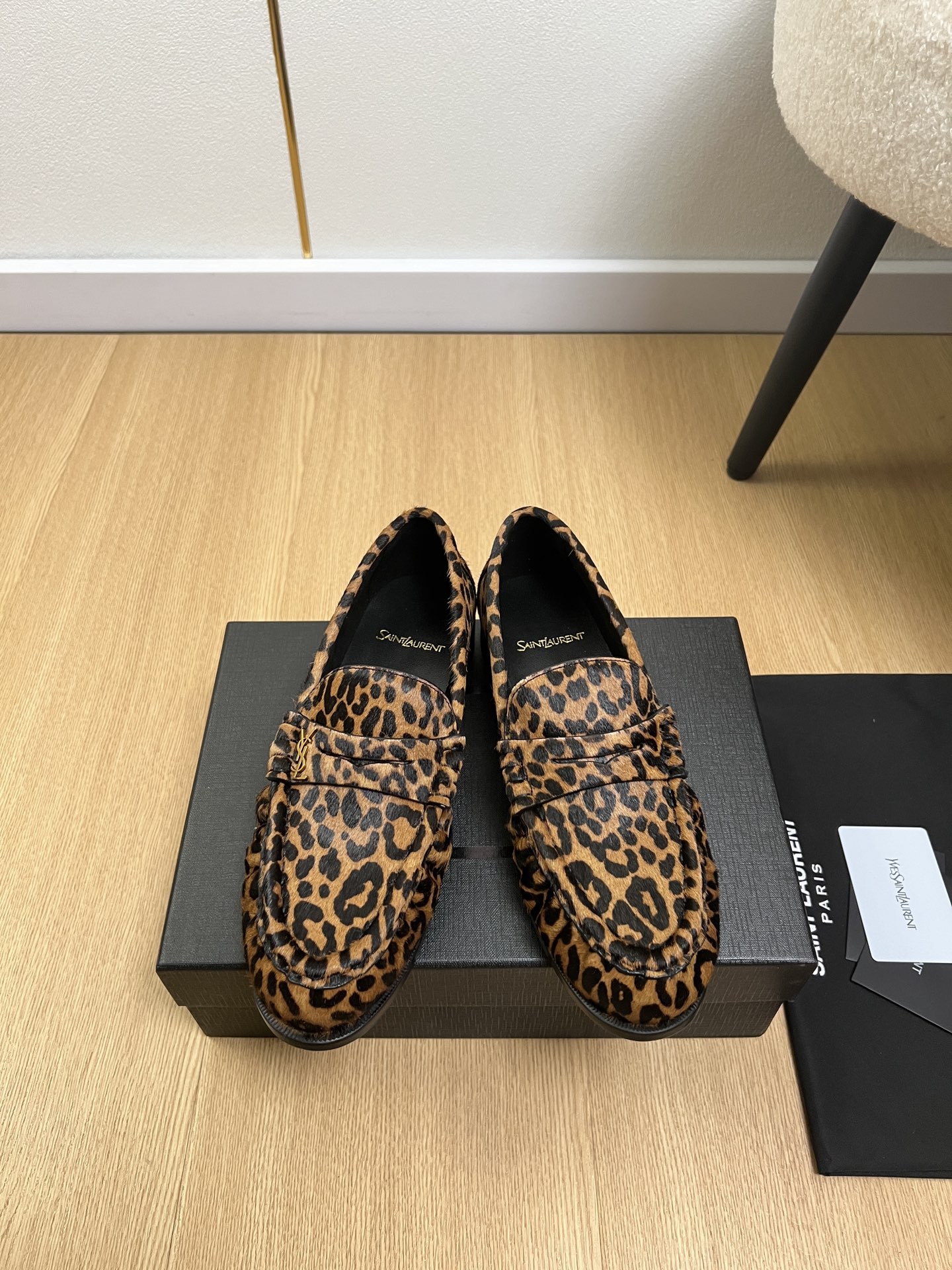 NO:819226,Upgraded version of high-end couple's model SAINT LAURENT | 2026 YSL's 2026 spring and summer new products counter new popular classic slip-on Loaf leather shoes series Xiaohongshu strongly recommends the popular Loaf leather shoes, whether in spring, summer or autumn and winter, a pair of white shoes can instantly light up the whole body. The matching small logo is very delicate and low-key, the leather is soft and does not wear the feet, and the bare feet if you choose the correct size are slightly loose  The socks fit just right, they are perfect, and they are very comfortable on the feet. They feel great on the feet, and whether you pair them with jeans, a small suit, or a skirt, they can be matched naturally. The upper is cowhide/cow patent leather/open edge beads/sheep leather. The inner sheepskin outsole is a genuine leather outsole imported from Italy. The heel height is 2cm. Sizes are 35-42 for women and 39-45 for men (40.41.42 for women, 45 for men are customized). Men's models, loafers, half-slippers, saint  laurent,saint laurent,saint laurent,louis vuitton,loafers,skirts,jeans,cowhide,sheepskin,sheep,Leather soles,socks19860909升级版高版本情侣款SAINT LAURENT 圣罗兰 | 2026 YSL家2026春夏新品专柜新款爆款经典一脚蹬乐福小皮鞋系列 小红书力推爆款乐福小皮鞋不管春夏还是秋冬,一双白鞋就可瞬间点亮全身的搭配小logo非常精致又低调,皮质柔软不磨脚,正码选的光脚穿略松 穿上袜子刚刚好简直完美到爆、而且上脚效果非常舒服,脚感很棒,而且无论你搭配牛仔裤,小西服,裙子,都能搭配自然 鞋面牛皮/牛漆皮/开边珠/羊猄 内里羊皮 大底意大利进口真皮大底 跟高2cm 码数女35-42男39-45（女40.41.42男45定制） 女款男款,乐福鞋半拖,saint laurent,saint laurent,saint laurent,louis vuitton,loafers,skirts,jeans,cowhide,sheepskin,sheep,Leather soles,socks,Women's Shoes