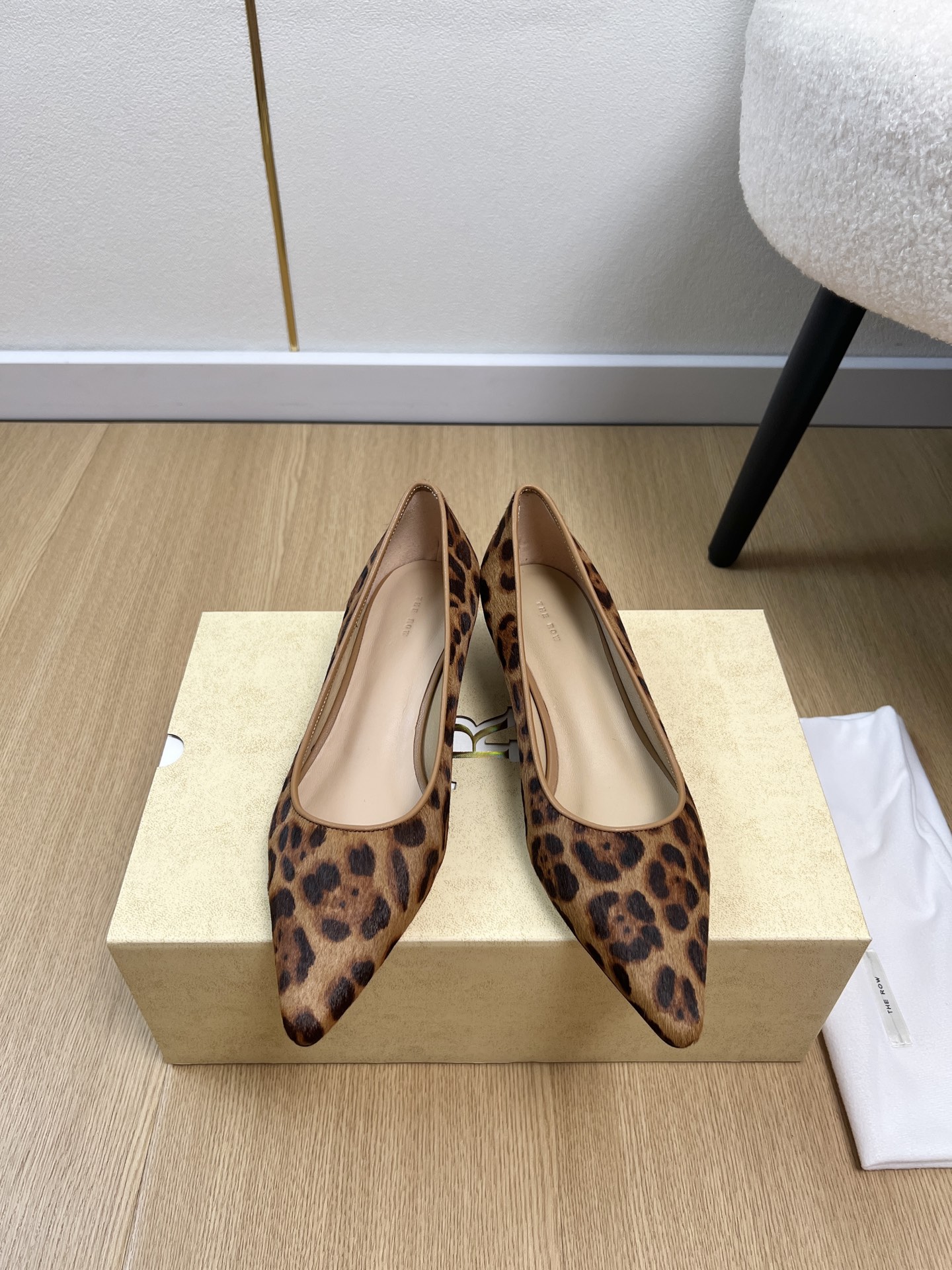 NO:868369,The row | 2026 2026 spring and summer new products. The latest popular point-toe stiletto shoe series in the counter. I fell in love with this shoe when I first saw it. It has a retro flavor and looks good with any combination! All the major Internet celebrity bloggers are wearing it. The whole shoe is very soft, easy to wear and does not rub the feet. Simple and versatile ~  It is comfortable and soft to wear barefoot and close to the skin. You don’t have to worry about the feel of your feet. Good wear is a must. You can’t wear it without the feeling of wearing it on your feet. It is a style that you don’t want to take off. Those who have high requirements for foot feel close their eyes and wear it. Maybe they like freedom and casualness. TheRow’s flat shoes are fashionable and versatile. The lines are smooth. The leather is delicate and soft. They have a very atmospheric square toe and long legs. They have a low-key sense of luxury. Simple and extraordinary~ Imported horse hair/butter leather on the upper and sheepskin lining on the inside.  Outsole imported injection molded leather outsole, sole height 3.5cm, size 35-40 (40 customized), high-heeled shoes, flats, high heels, sheepskin, Leather soles19860909The row | 2026 2026春夏新品 专柜最新爆款尖头细跟单鞋系列 第一眼看到这个鞋子就爱上了,带点复古味随意搭配都好看!各大网红博主都在穿它,整个鞋子非常柔软,好穿不磨脚.简约百搭款~ 上脚裸穿舒适柔软亲肤,脚感方面完全不可担心,好穿是必须的,穿若无穿的上脚体验,穿上就不想脱的款,对脚感要求高的闭眼入它, 也许是喜欢自在与随意 TheRow这款平底鞋 时髦百搭 线条流畅 皮质细腻柔软 很有氛围感方头显腿长低调的高级感拉满 简而不凡～ 鞋面进口马毛/牛油皮 内里羊皮里 大底进口注塑真皮大底 底高3.5cm 码数35-40（40定制）,高跟鞋单鞋,flats,high heels,sheepskin,Leather soles,Women's Shoes