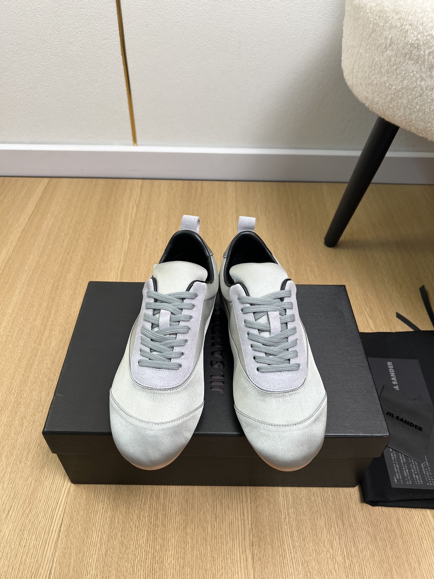 NO:868608,JiL Sander (Jil Sander) | 2026 JS 2026 spring and summer new products, the popular retro-style casual sports shoes series at the counter. This series is really amazing. How can it be so beautiful!  The entire series of tones gives people a soft and stable atmosphere. The chubby cylindrical straps are sponge-filled and delicate, not constricting the feet. Comfortable and cute. Fashionable and practical. It is a must-have item for fashionistas when going out. Upper: Original custom silk satin + sheep lining. Imported sheepskin outsole. Original molded rubber outsole. Heel height. Flat bottom. Number of yards: 35-40 (40 can be customized and non-returnable), casual shoes/sports shoes, jil  sander,sneakers,sheepskin,real silk,silk fabric,sheep19860909JiL Sander（吉尔·桑达）| 2026 JS 2026春夏新品 专柜爆款复古风休闲运动鞋系列 这一系列这真的是绝了 怎么会这么美！整个系列色调都给人柔和安稳的氛围胖乎乎圆柱带子是海绵体填充饱满细腻不勒脚舒服又可爱 时髦度与实穿度并存,时尚达人们出街必备单品 鞋面 原版定制真丝绸缎+羊猄 内里 进口羊皮 大底 原版开模橡胶大底 跟高 平底 码数 35-40（40可定制不退换）,休闲鞋/运动鞋,jil sander,sneakers,sheepskin,real silk,silk fabric,sheep,Women's Shoes