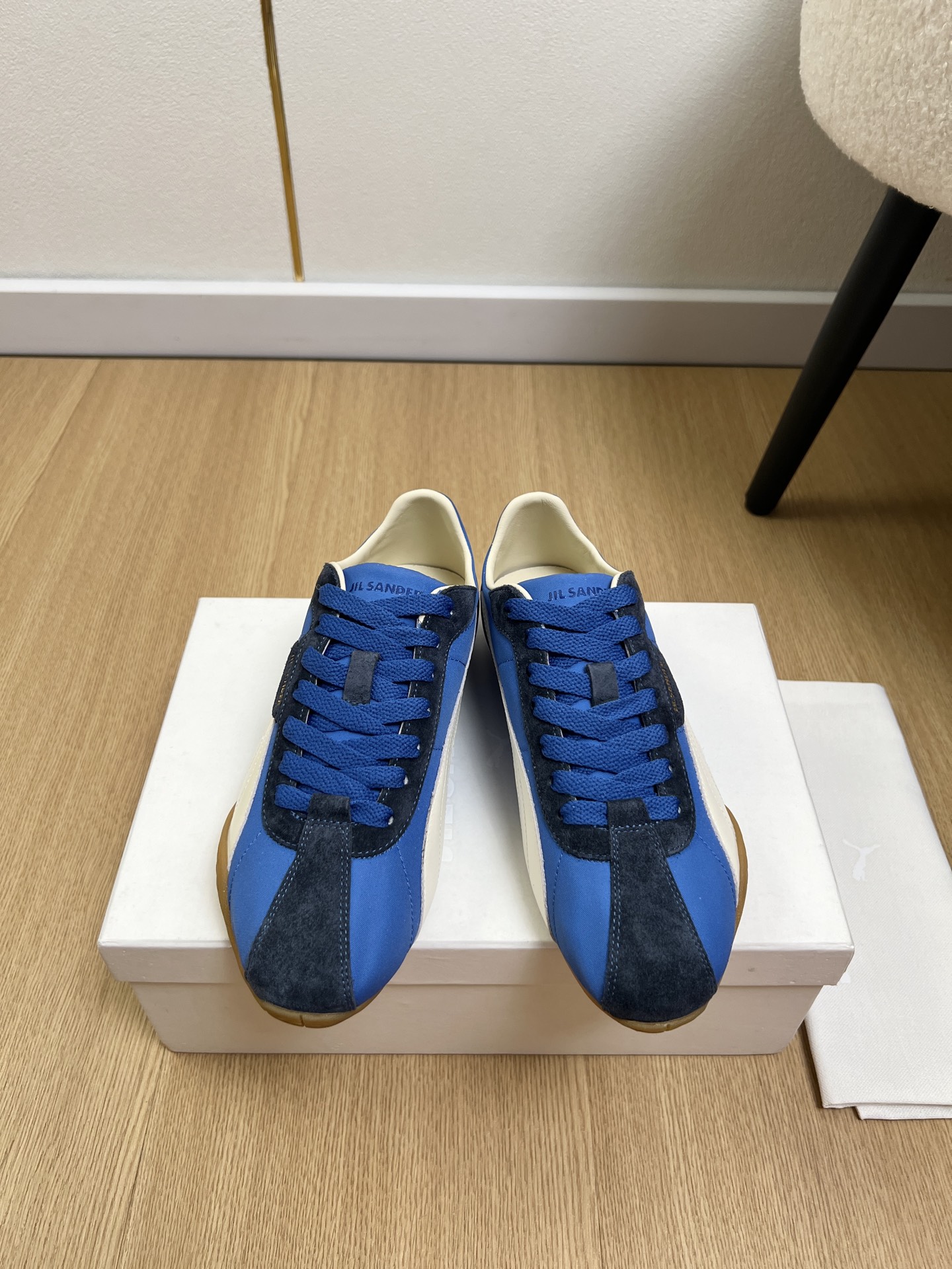 NO:868618,Joint model JiL Sander × puma JiL Sander × Puma | 2026 JS 2026 spring and summer new products. The latest popular Forrest Gump casual sports shoes series in the counter. This series is really amazing. How can it be so beautiful!  The whole series of tones give people a soft and stable atmosphere. The chubby cylindrical straps are sponge-filled and delicate, not constricting the feet. Comfortable and cute. Fashionable and practical. It is a must-have item for fashionistas when going out. Upper Original custom-made cow suede Lining Imported sheepskin outsole Original molded rubber outsole Heel height Flat bottom Size 35-40 (40 can be customized and non-returnable), casual shoes/sports shoes, jil sander, jil  sander,sneakers,sheepskin19860909联名款 JiL Sander × puma吉尔桑达×彪马| 2026 JS 2026春夏新品 专柜最新爆款阿甘鞋休闲运动鞋系列 这一系列这真的是绝了 怎么会这么美！整个系列色调都给人柔和安稳的氛围胖乎乎圆柱带子是海绵体填充饱满细腻不勒脚舒服又可爱 时髦度与实穿度并存,时尚达人们出街必备单品 鞋面 原版定制牛反绒 内里 进口羊皮 大底 原版开模橡胶大底 跟高 平底 码数 35-40（40可定制不退换）,休闲鞋/运动鞋,jil sander,jil sander,sneakers,sheepskin,Women's Shoes