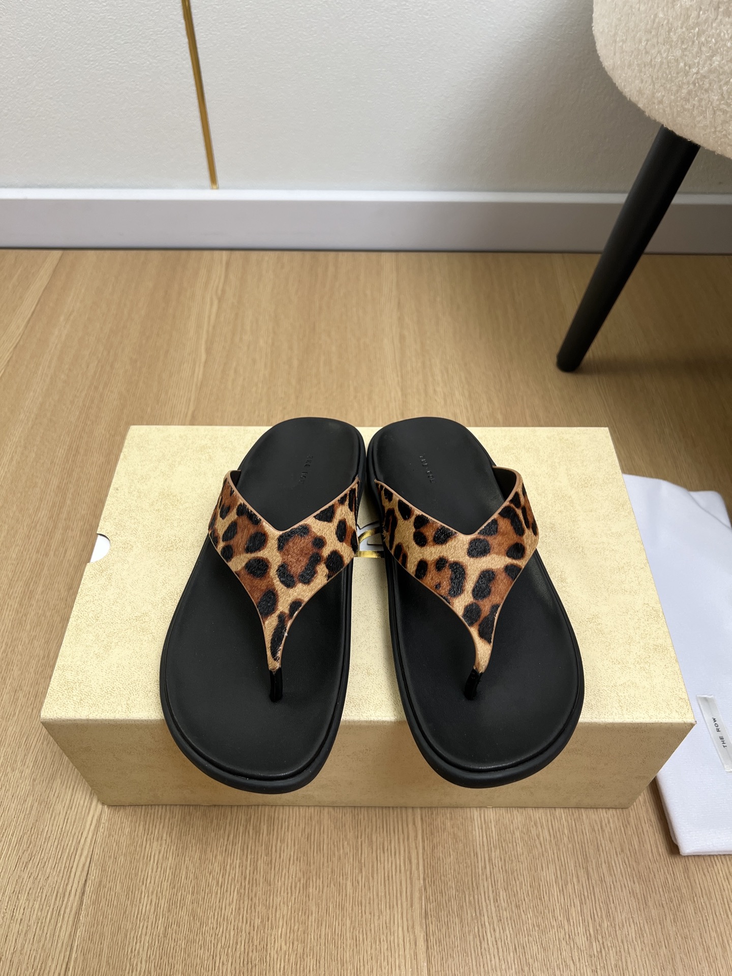 NO:868584,The row | 2026 2026 spring and summer new products. The latest popular flip-flop beach sandals series in the counter. I fell in love with this shoe when I first saw it. It has a retro flavor and looks good with any combination! All the major Internet celebrity bloggers are wearing it. The whole shoe is very soft, easy to wear and does not rub the feet. Simple and versatile~  It is comfortable and soft to wear barefoot and close to the skin. You don’t have to worry about the feel of your feet. Comfortable wear is a must. You can’t wear it without the feeling of wearing it on your feet. It is a style that you don’t want to take off. Those who have high requirements for foot feel close their eyes and wear it. Maybe they like freedom and casualness. TheRow’s flat shoes are fashionable and versatile. The lines are smooth and the leather is delicate and soft. They have a very atmospheric square toe and long legs. They have a low-key sense of luxury. Simple and extraordinary~ The upper is imported leopard print horsehair/sheep/cow leather and the lining is cowhide.  Foot-padded sheepskin outsole, original molded rubber outsole, high flat sole, size 35-40 (40 customized), split-toe shoes, flats, slippers, cowhide, sheepskin, sheep19860909The row | 2026 2026春夏新品 专柜最新爆款人字拖沙滩凉拖鞋系列 第一眼看到这个鞋子就爱上了,带点复古味随意搭配都好看!各大网红博主都在穿它,整个鞋子非常柔软,好穿不磨脚.简约百搭款~ 上脚裸穿舒适柔软亲肤,脚感方面完全不可担心,好穿是必须的,穿若无穿的上脚体验,穿上就不想脱的款,对脚感要求高的闭眼入它, 也许是喜欢自在与随意 TheRow这款平底鞋 时髦百搭 线条流畅 皮质细腻柔软 很有氛围感方头显腿长低调的高级感拉满 简而不凡～ 鞋面进口豹纹马毛/羊猄/牛皮 内里牛皮里 垫脚羊皮 大底原版开模橡胶大底 底高平底 码数35-40（40定制）,分趾鞋,flats,slippers,cowhide,sheepskin,sheep,Women's Shoes