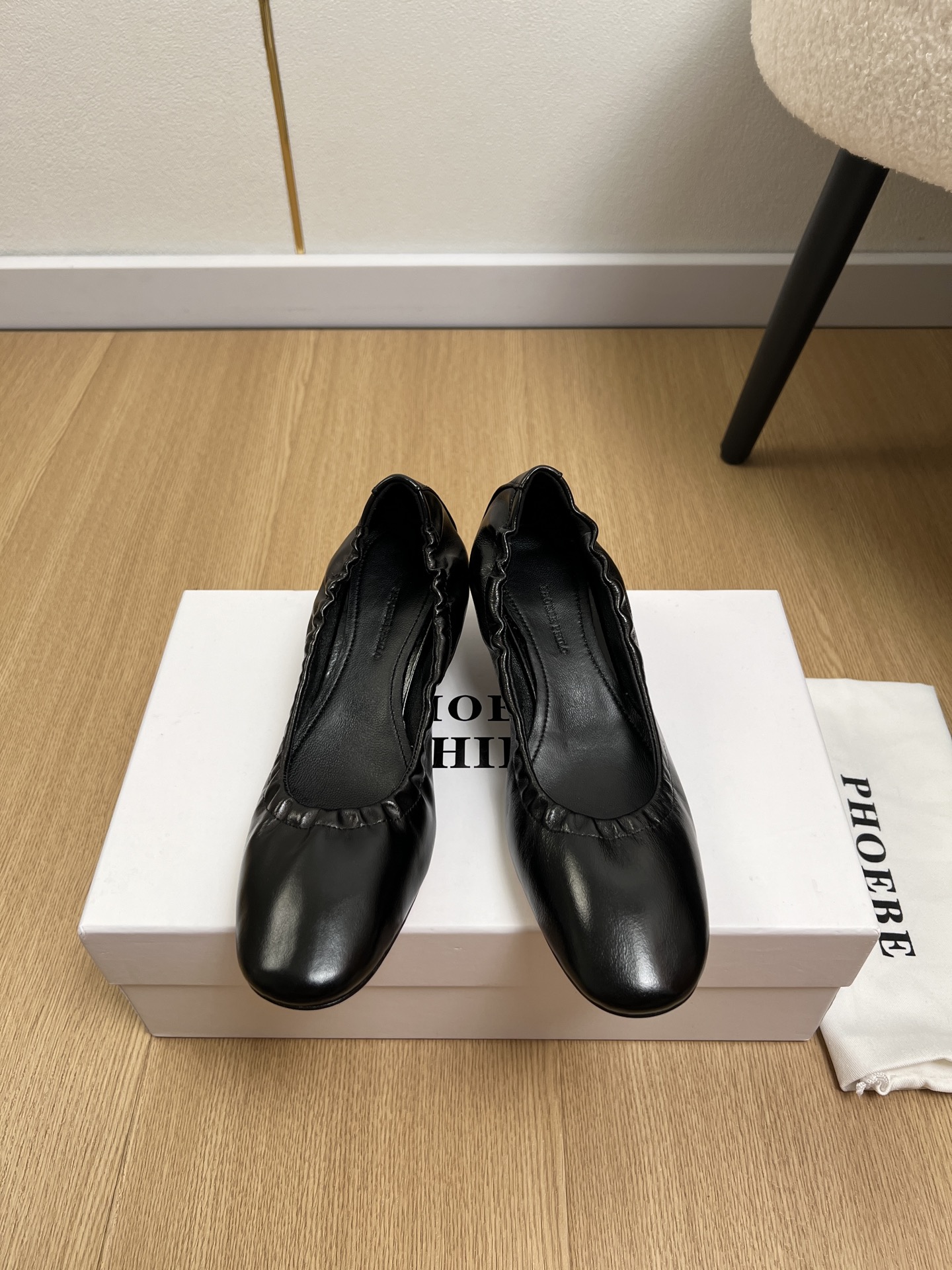 NO:868573,Phoebe Philo | 2026 2026 Spring and Summer New Products The latest hot style minimalist style ballet stiletto shoes series in the counter. I fell in love with this shoe at first sight. It has a retro flavor and looks good with any combination! All the major Internet celebrity bloggers are wearing it. The whole shoe is very soft, easy to wear and does not rub the feet. Simple and versatile~  It is comfortable and soft to wear barefoot, and you don’t have to worry about the feel of your feet. Good wear is a must. You can’t wear it without the feeling of wearing it on your feet. It is a style that you don’t want to take off. Those who have high requirements for foot feel can close their eyes and wear it. Maybe they like freedom and casualness. TheRow’s flat shoes are fashionable and versatile, with smooth lines, fine and soft leather, very atmospheric, square toe, long legs, and a low-key sense of luxury. Simple and extraordinary~ Imported butter leather on the upper, sheepskin lining, and sheepskin padding.  Outsole Imported from Italy, genuine leather outsole, sole height 4cm, size 35-40 (40 customized), single shoes, flats, sheepskin, Leather soles19860909Phoebe Philo | 2026 2026春夏新品 专柜最新爆款极简风芭蕾舞细跟单鞋系列 第一眼看到这个鞋子就爱上了,带点复古味随意搭配都好看!各大网红博主都在穿它,整个鞋子非常柔软,好穿不磨脚.简约百搭款~ 上脚裸穿舒适柔软亲肤,脚感方面完全不可担心,好穿是必须的,穿若无穿的上脚体验,穿上就不想脱的款,对脚感要求高的闭眼入它, 也许是喜欢自在与随意 TheRow这款平底鞋 时髦百搭 线条流畅 皮质细腻柔软 很有氛围感方头显腿长低调的高级感拉满 简而不凡～ 鞋面进口牛油皮 内里羊皮 垫脚羊皮 大底意大利进口真皮大底 底高4cm 码数35-40（40定制）,单鞋,flats,sheepskin,Leather soles,Women's Shoes