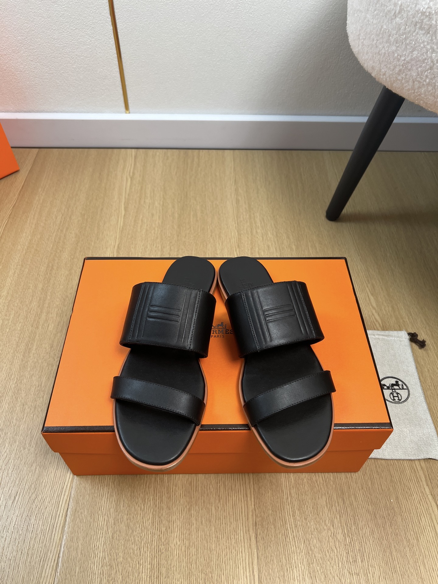 NO:868651,HERMES | 2026 H's 2026 spring and summer new product counter, the latest popular embossed double-strap flat slippers series. All the major bloggers have recommended it. I recently bought a pair of Hermès. I love it. It's so simple. The diamond buckle sandals with rhinestones are still my favorite square diamonds. Sandals that have become very popular recently & diamond buckle sandals that everyone must have & summer really needs versatile slippers. They look good no matter how you match them. They are easy to wear and easy to match. They feel casual and high-end. The comfort is also great. Paired with a variety of colorful socks, it is very trendy. They are very good-looking and versatile. The upper is imported cowhide and the lining is sheepskin. The outsole is imported genuine leather from Italy. The heel is high. Size 35-41 (40.41 customized), slippers, hermes, hermes, sandals, slippers, cowhide, sheepskin, Leather soles, socks19860909HERMES 爱马仕| 2026 H家2026春夏新品专柜最新款爆款压花双带平底拖鞋系列 各大博都主有荐推的 最近又买到了一双爱马仕心头好简简单单 又带钻钻的钻扣涼鞋还是我最爱的方钻 最近火到不行的凉鞋&绝对人手入必的钻扣凉鞋&夏天真的太需要百搭拖鞋了,怎么搭配都好看,好穿又好搭配随意且高级的感觉舒适度也很棒,搭配各种彩色袜子,潮爆了 超好看百搭 鞋面进口牛皮 内里羊皮 大底意大利进口真皮大底 跟高平底 码数35-41（40.41定制）,拖鞋,hermes,hermes,sandals,slippers,cowhide,sheepskin,Leather soles,socks,Women's Shoes